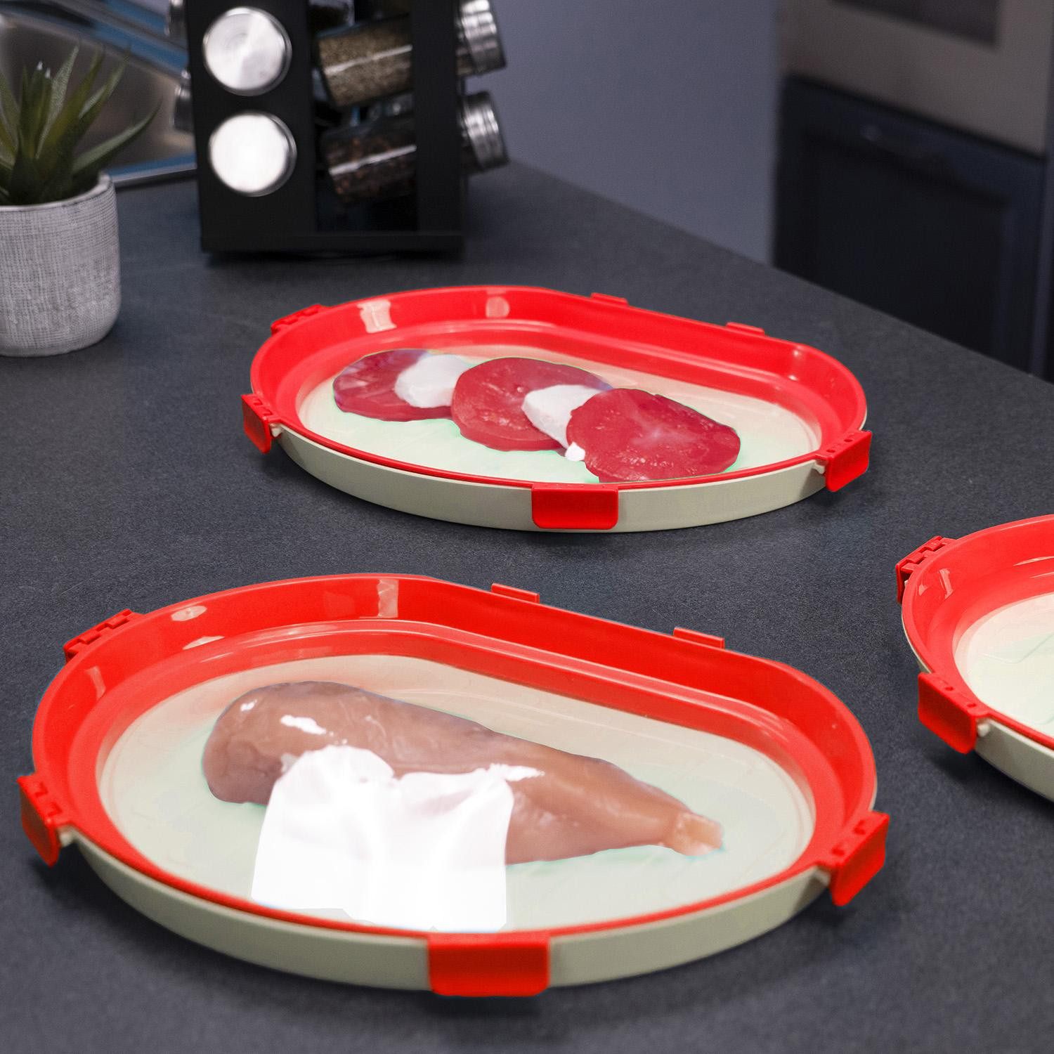 2x caixas de comida com filme plástico