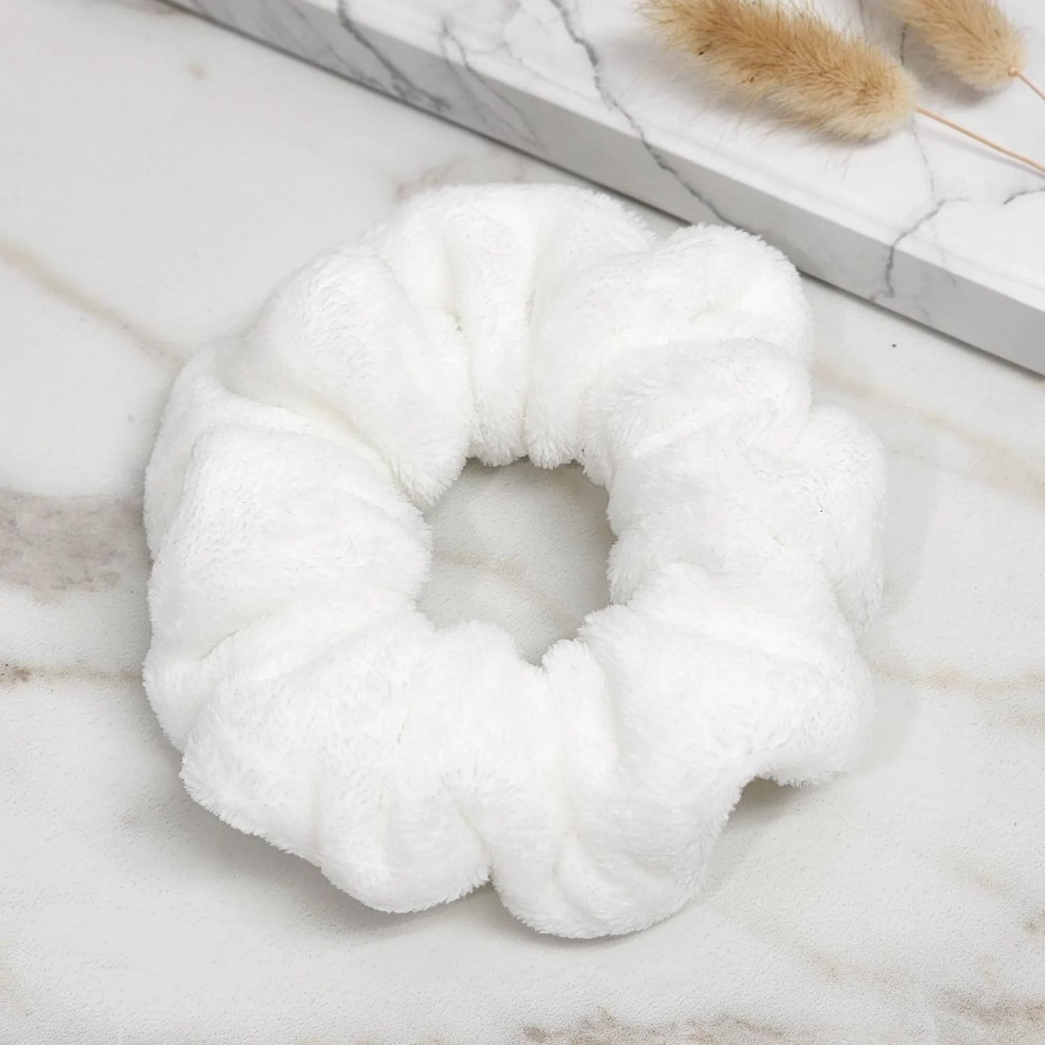 Haarscrunchie van imitatiebont - wit