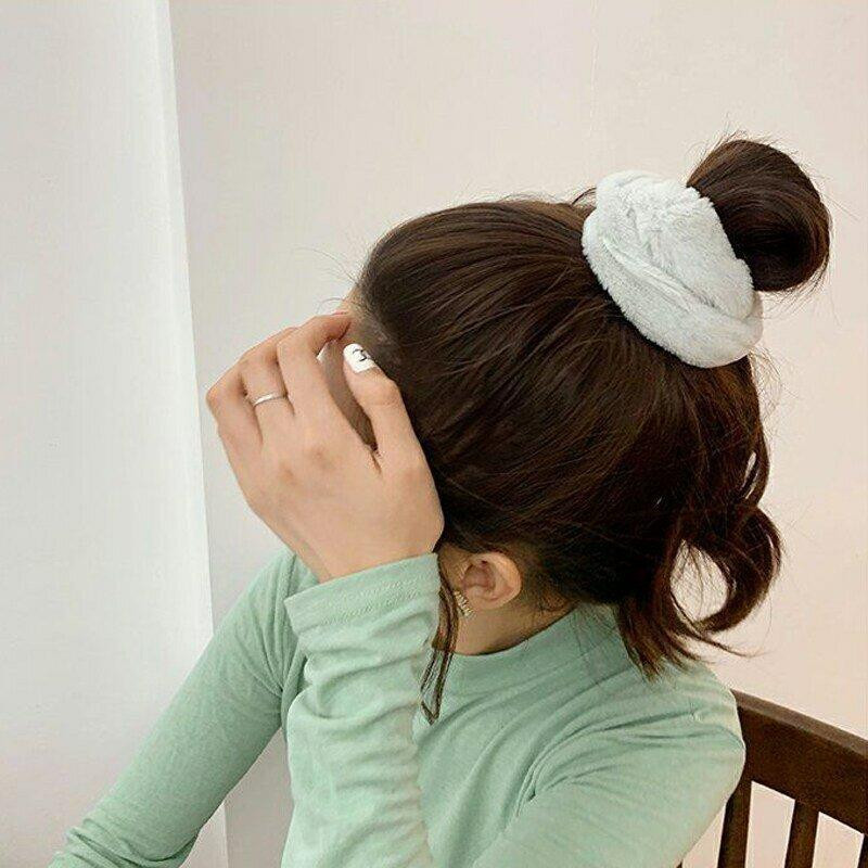 Haarscrunchie van imitatiebont - wit