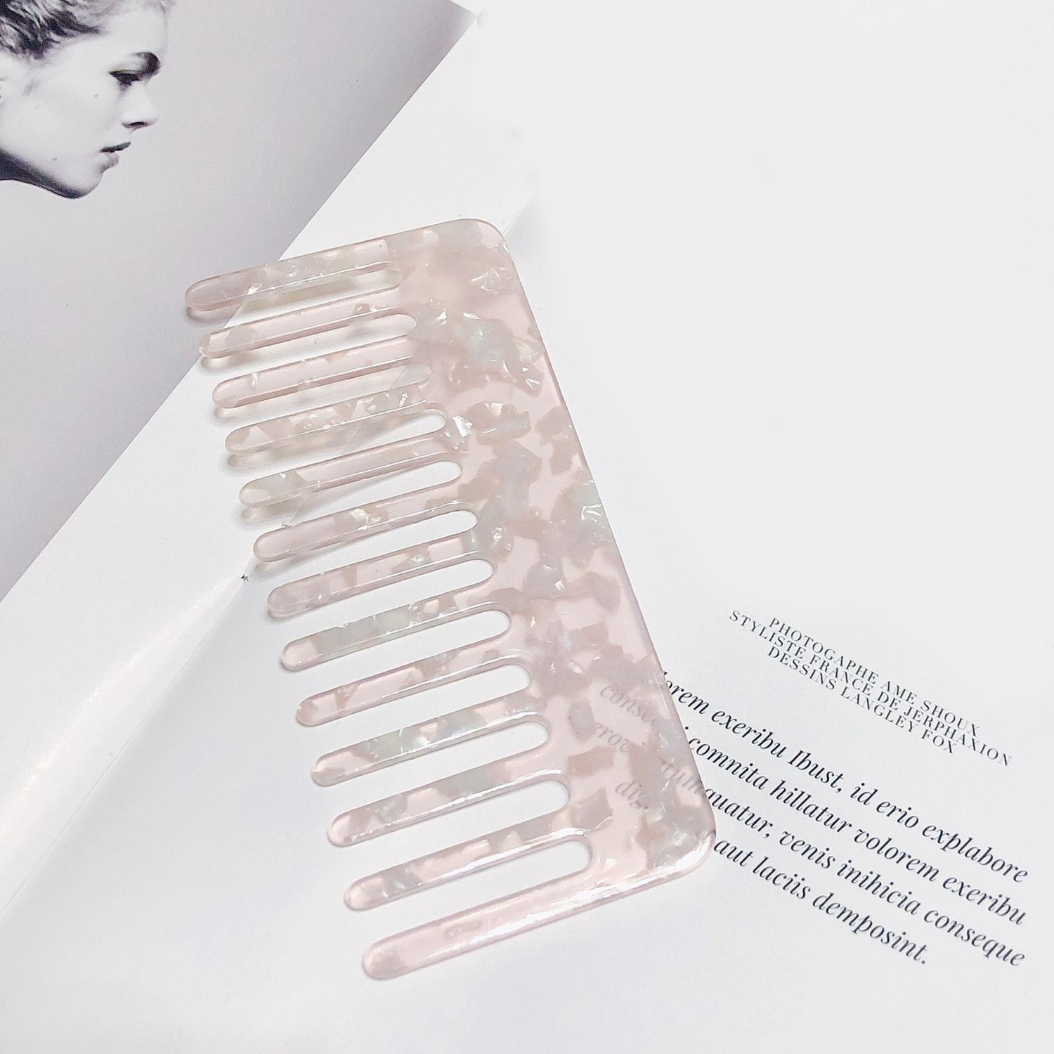 Antistatic comb with marbled pattern