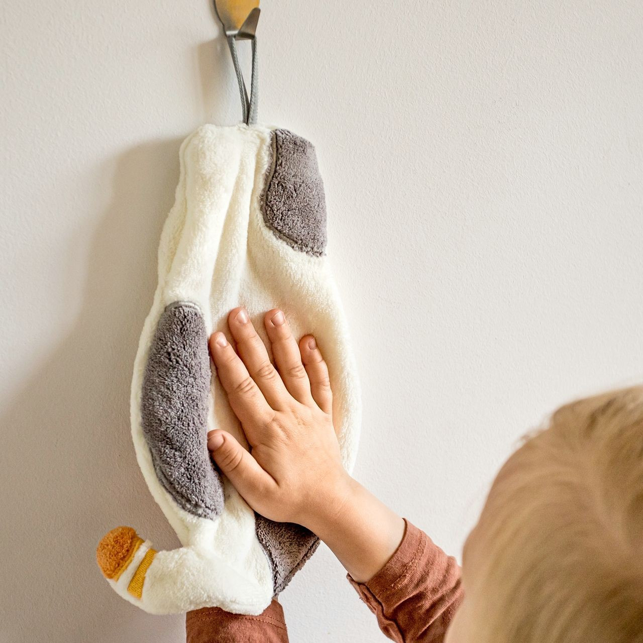 Small cat -shaped towel