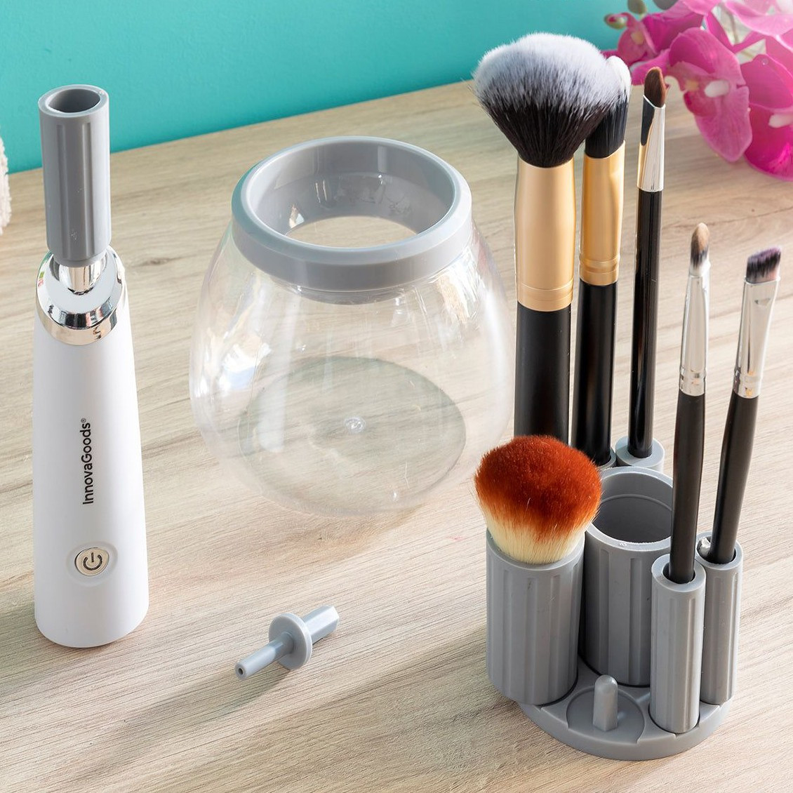 Cleaning machine for makeup brushes