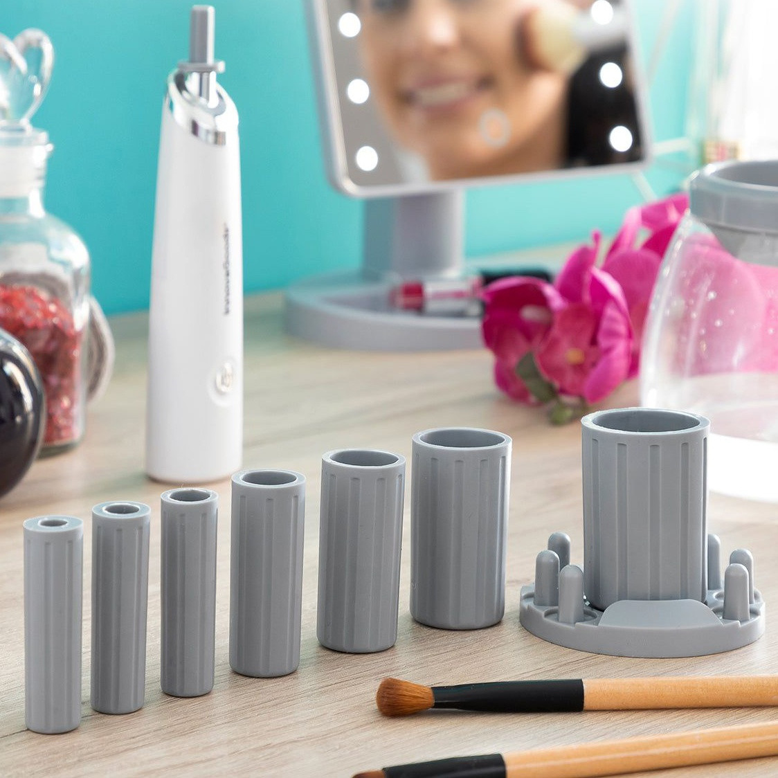 Cleaning machine for makeup brushes