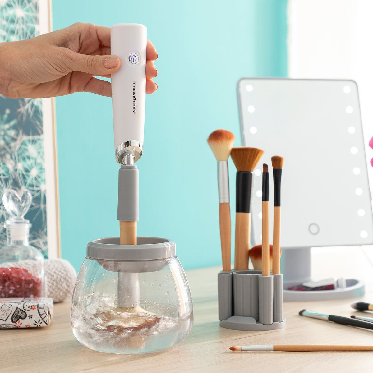 Cleaning machine for makeup brushes