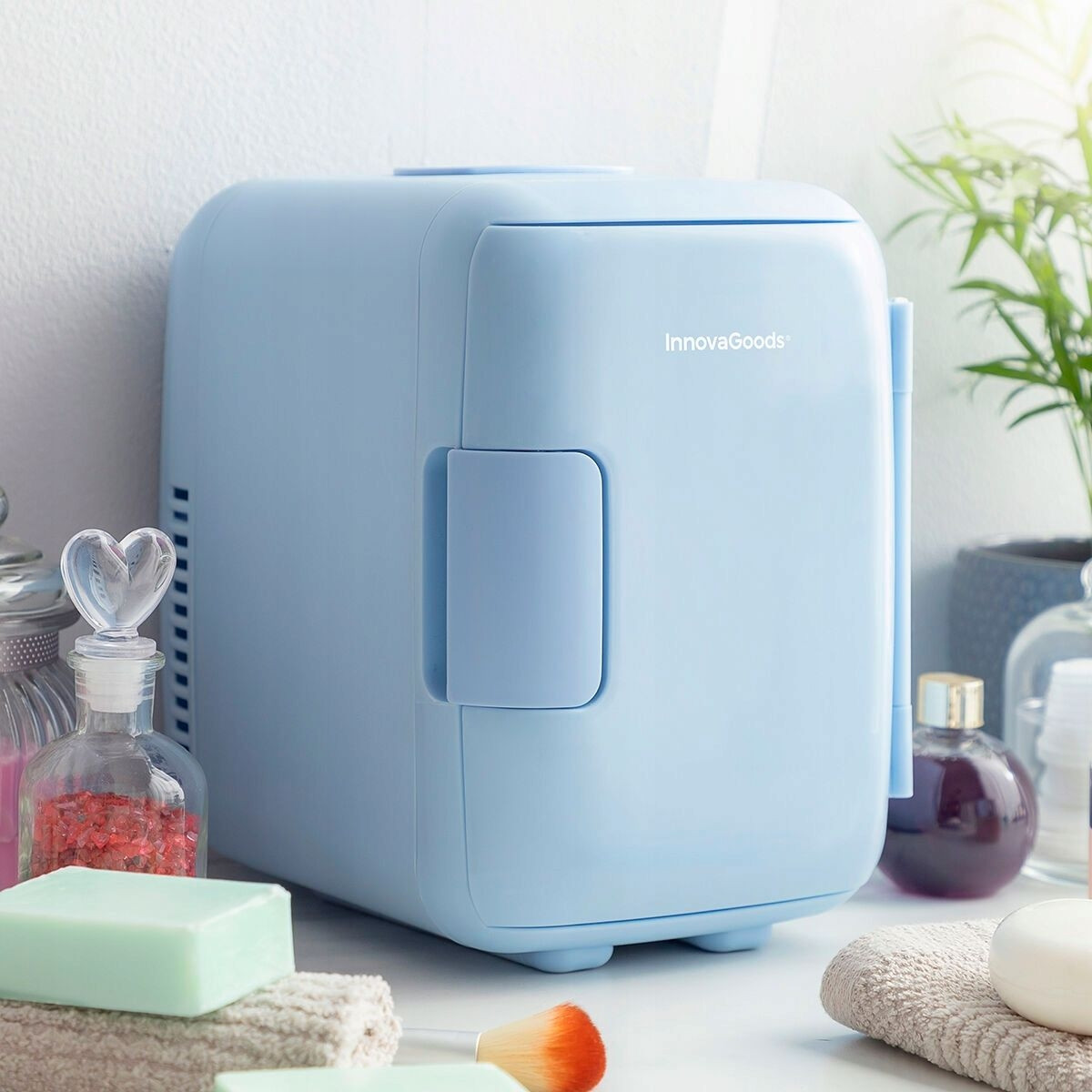 Mini -refrigerator for cosmetics with heating function