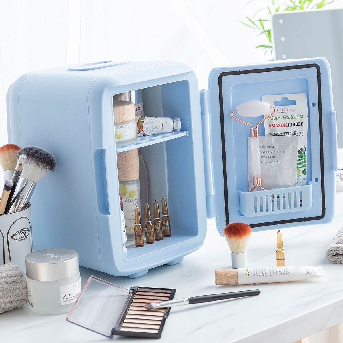 Mini -refrigerator for cosmetics with heating function