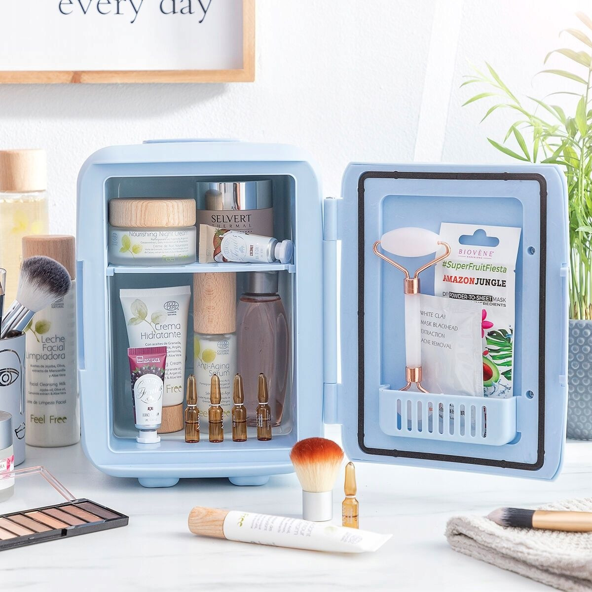 Mini -refrigerator for cosmetics with heating function