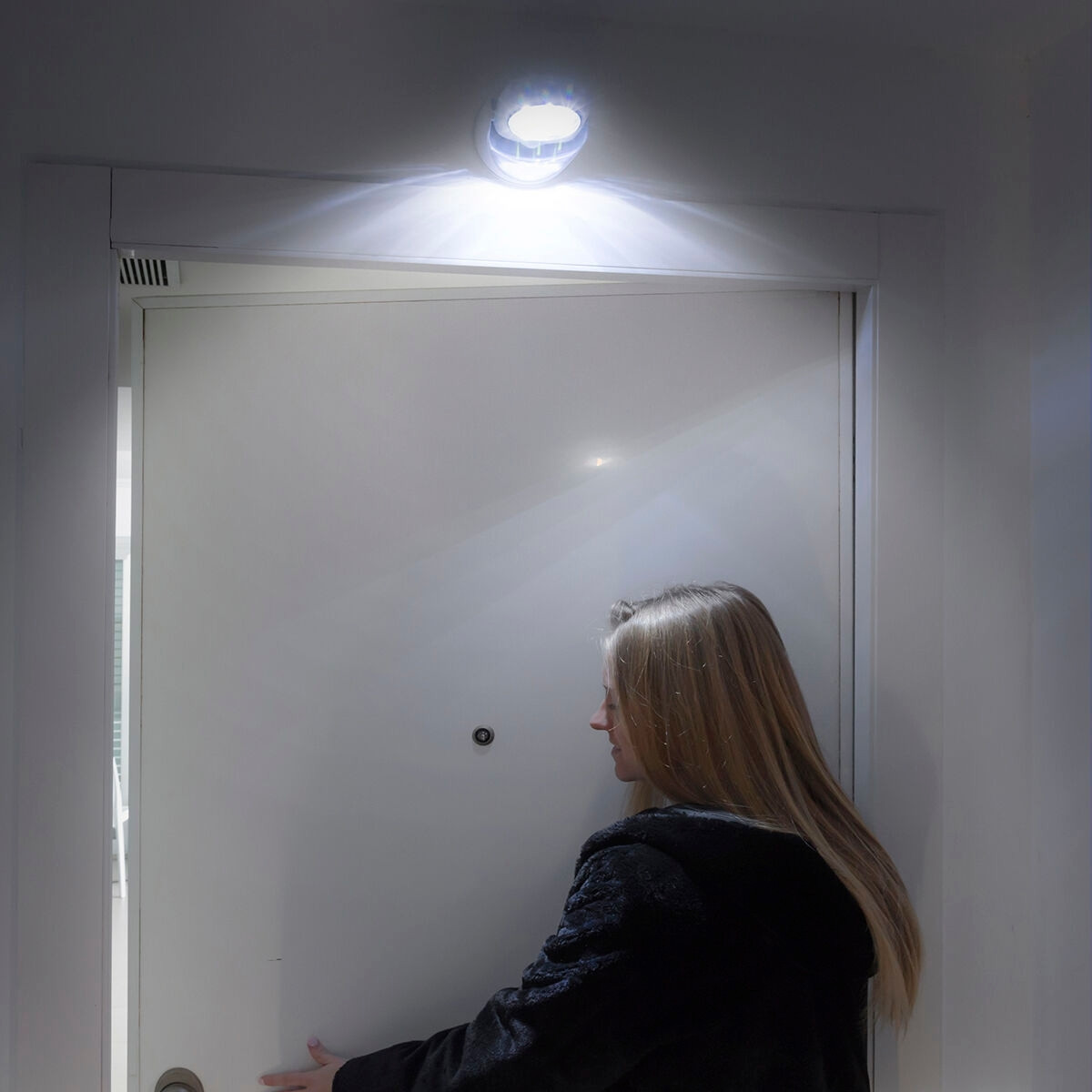 Energy-efficient LED lamp with motion sensor