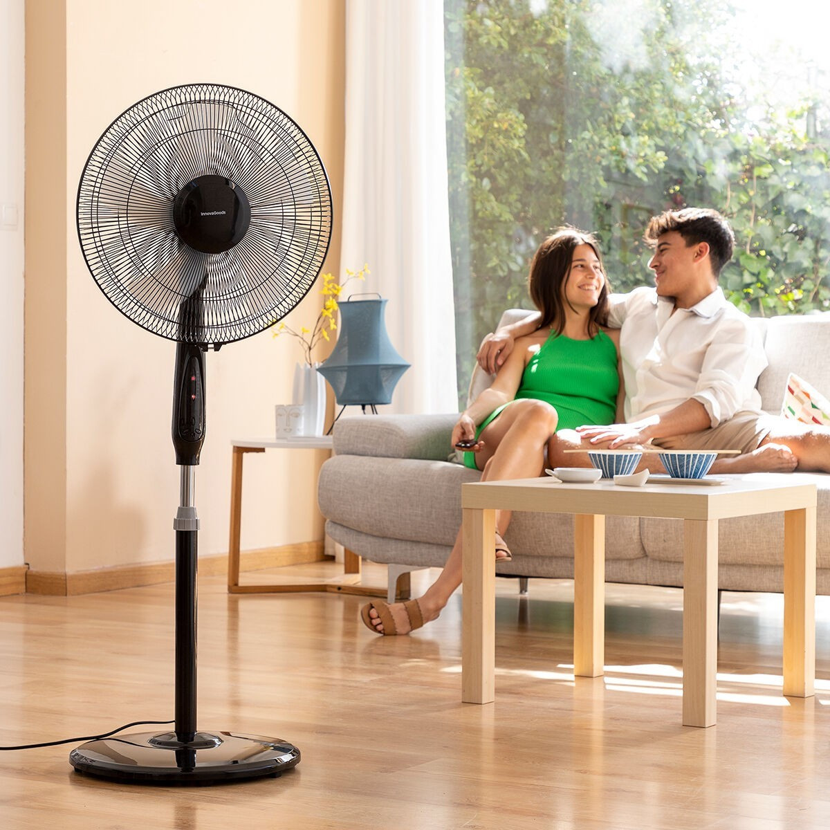 Ventilatore a piantana nero da 45 W con timer e telecomando