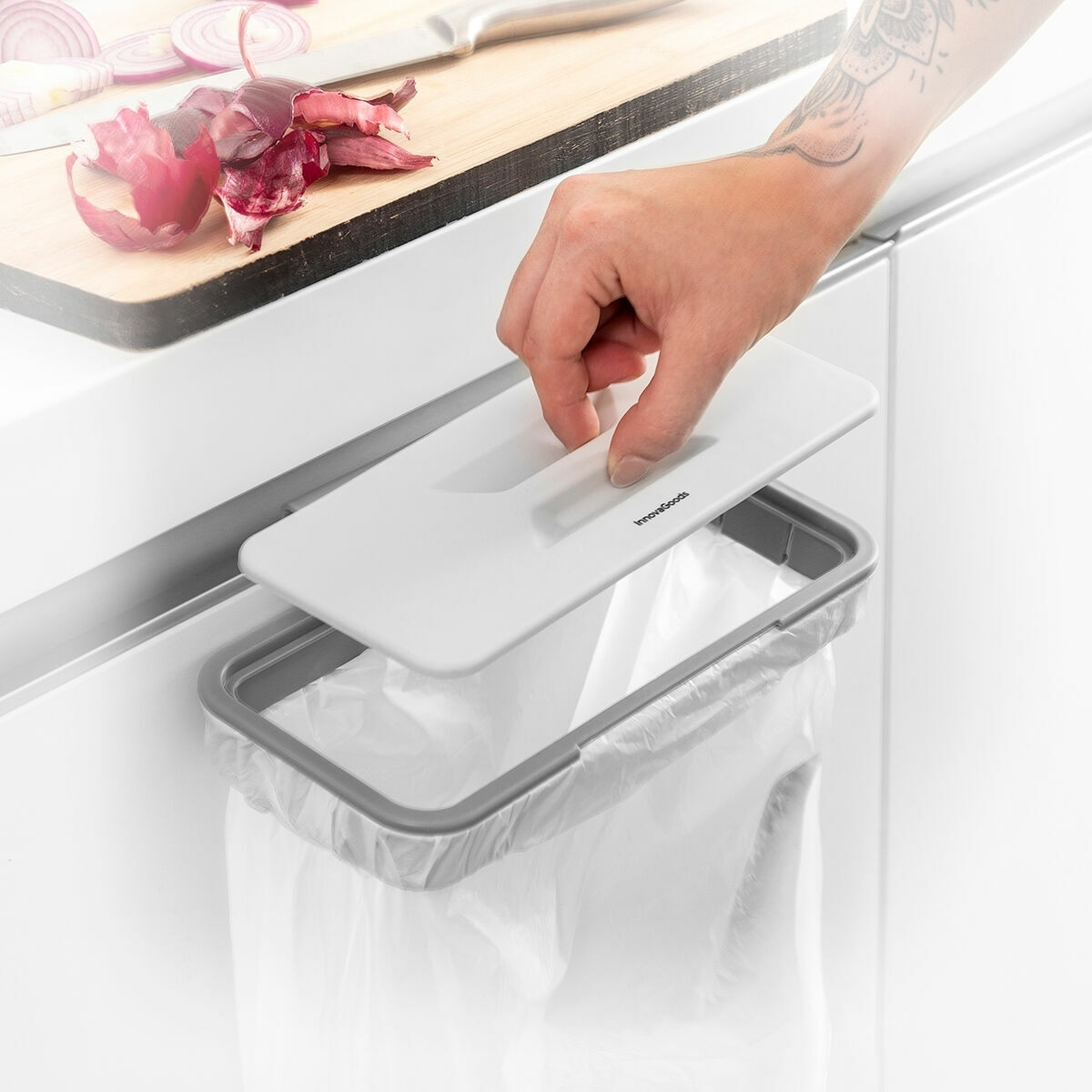 Space-saving Garbage Bag Holder with Lid