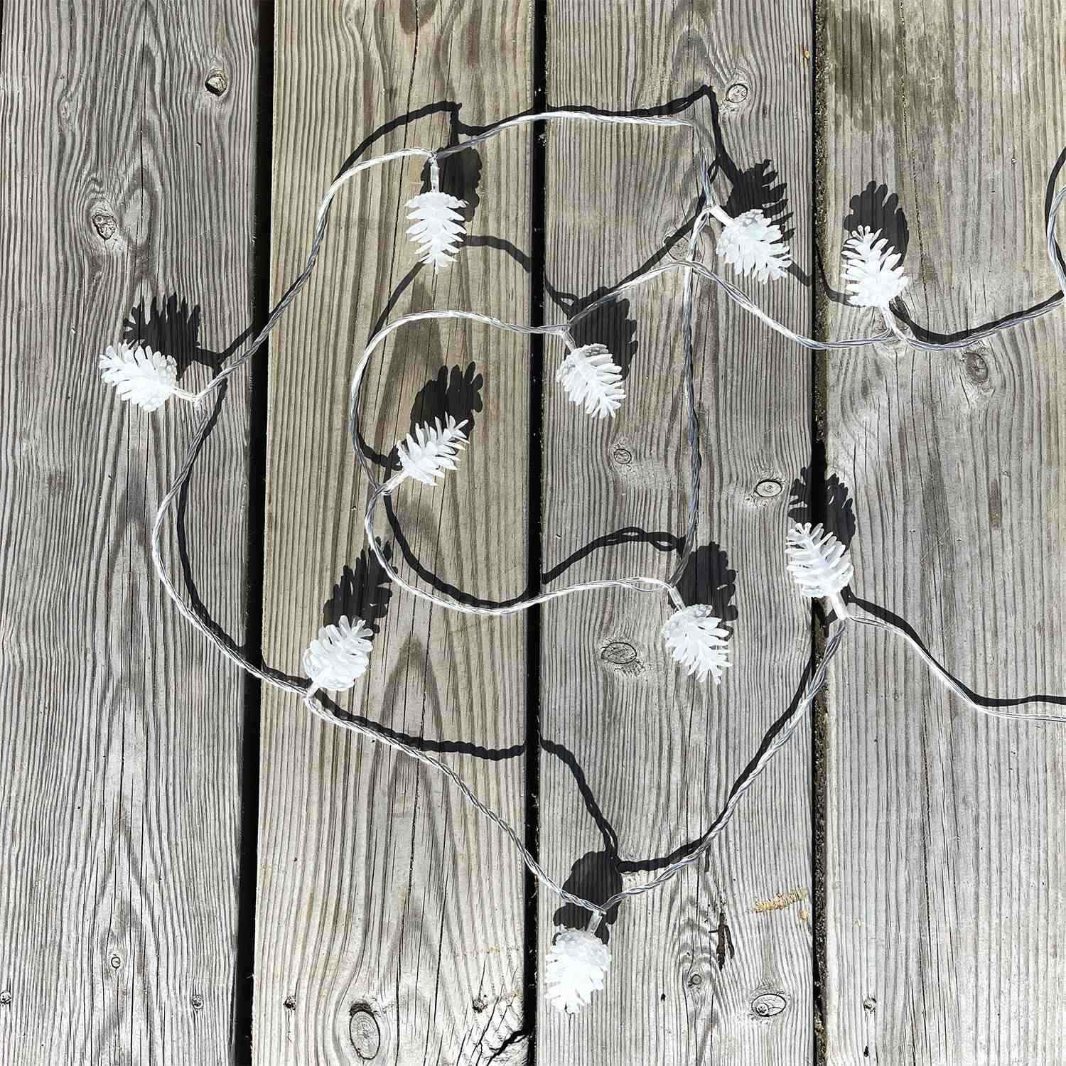 Pine 10m string light white iridescent cones