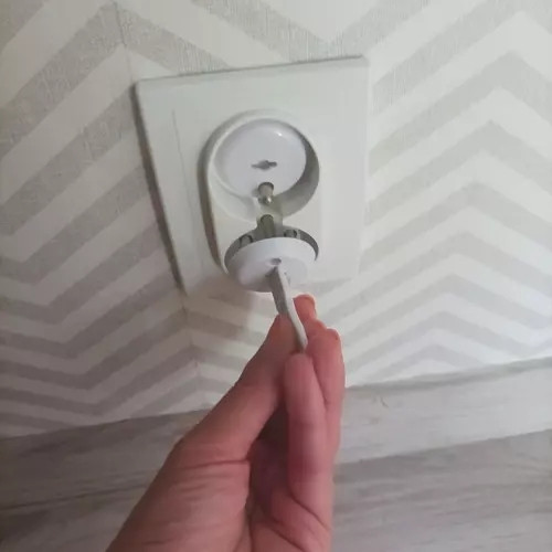 Child-proof electrical socket cover 15-pack with keys