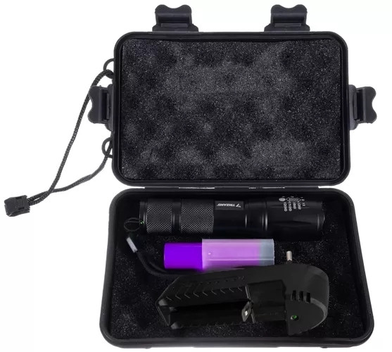 Výkonná LED baterka s UV, zoomom a vodeodolnou