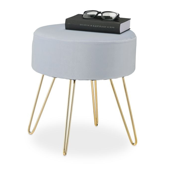 Samthocker mit goldenen Beinen
