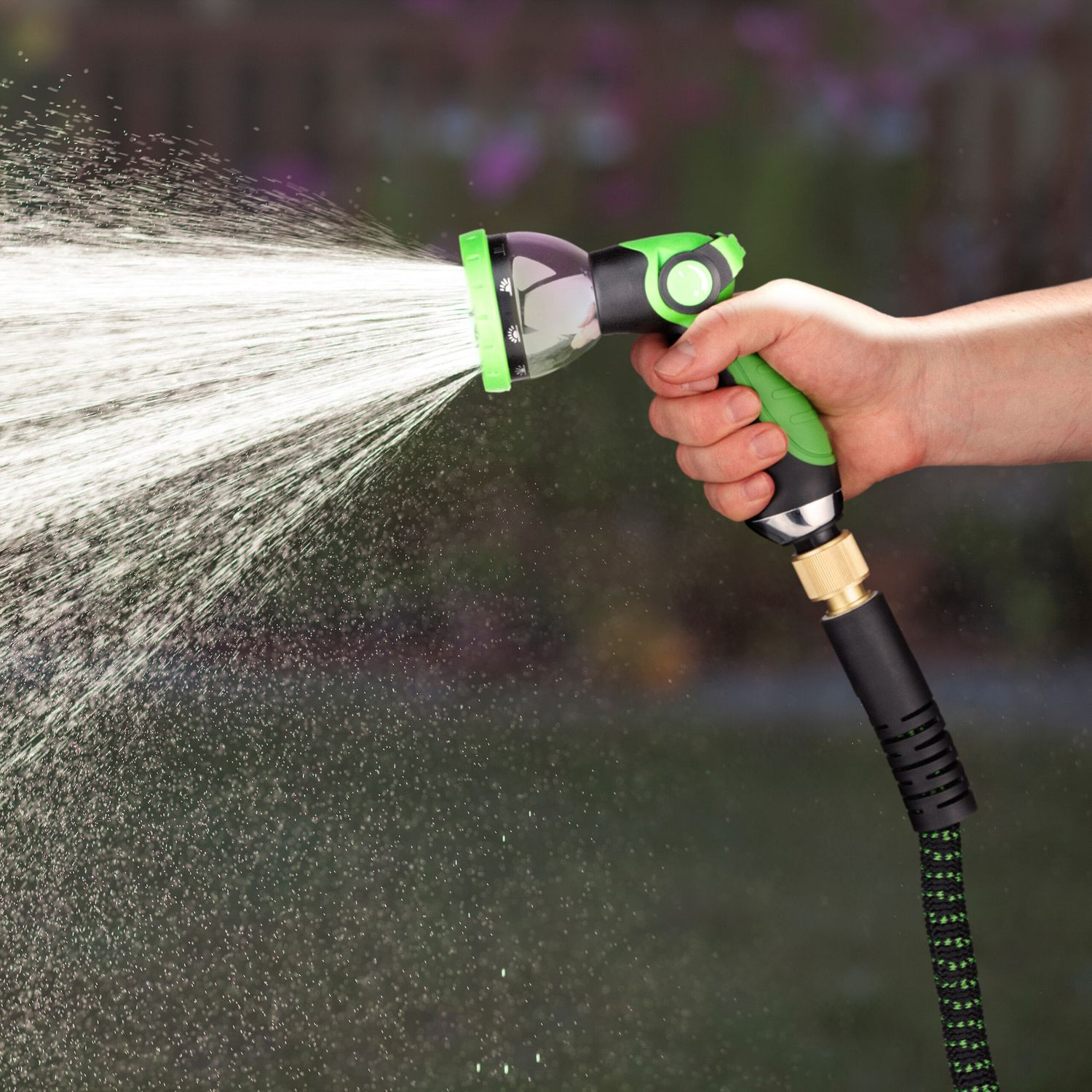 Flexibler Gartenschlauch mit Handbrause