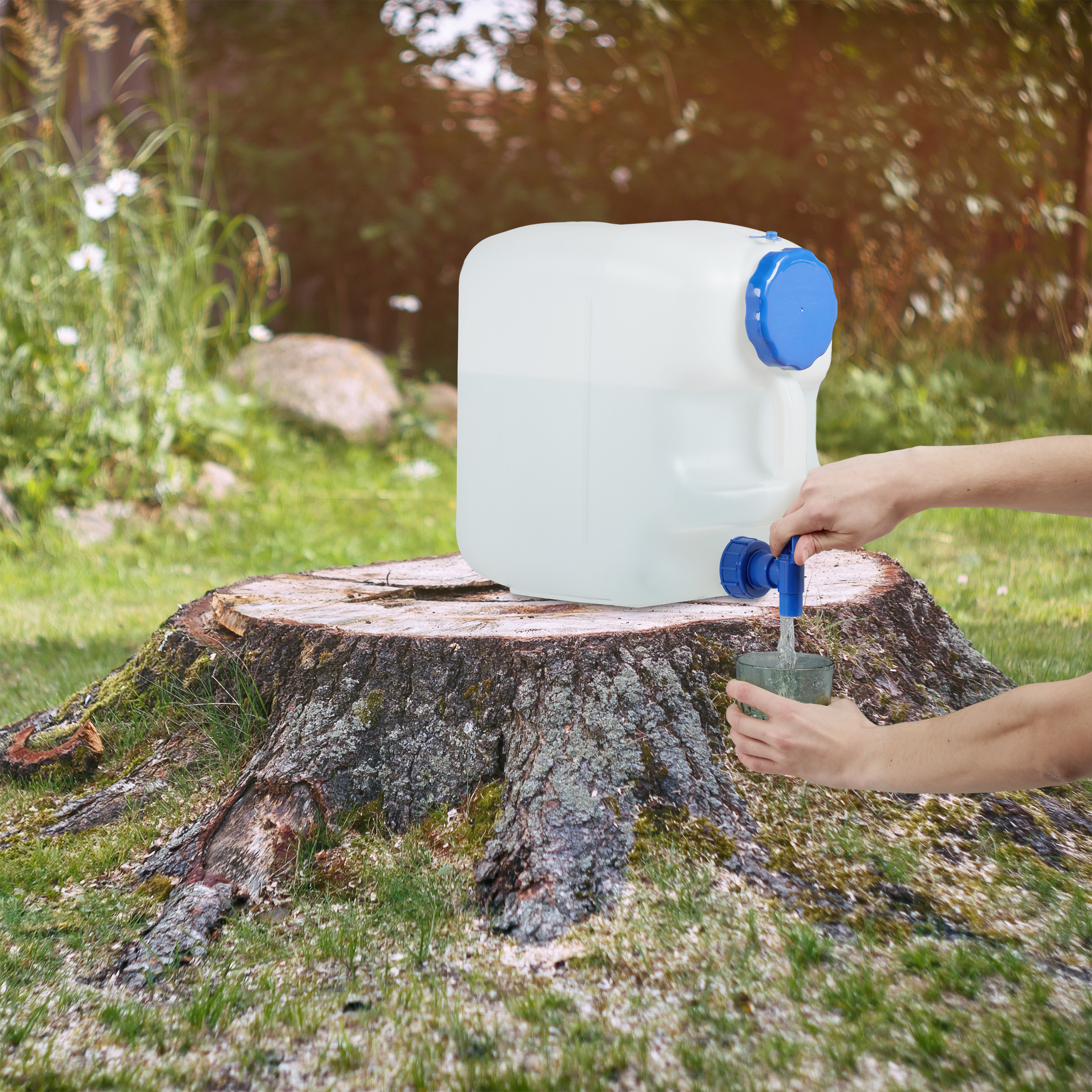 Brocca d'acqua con rubinetto