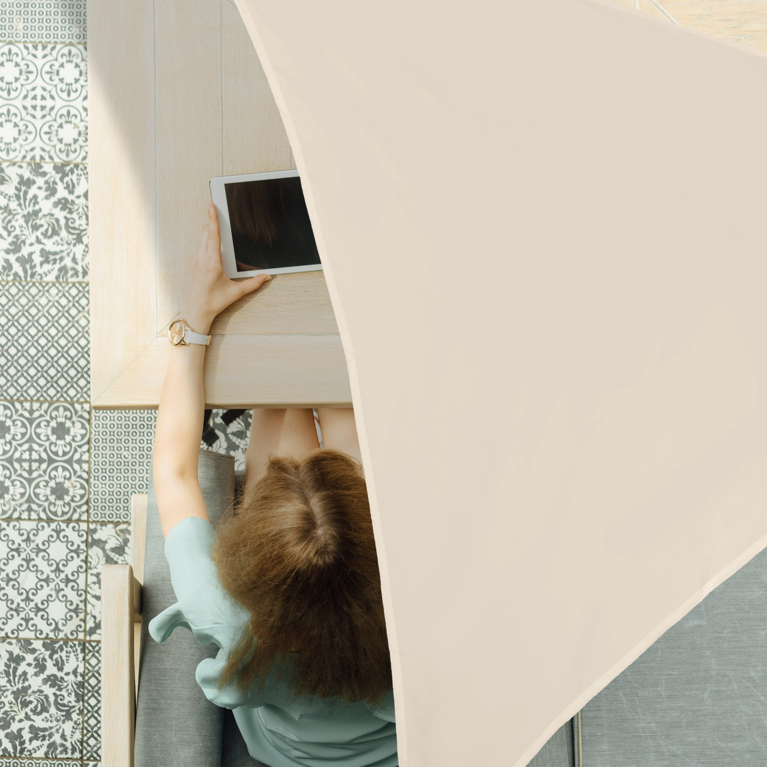 Vela solar triangular bege
