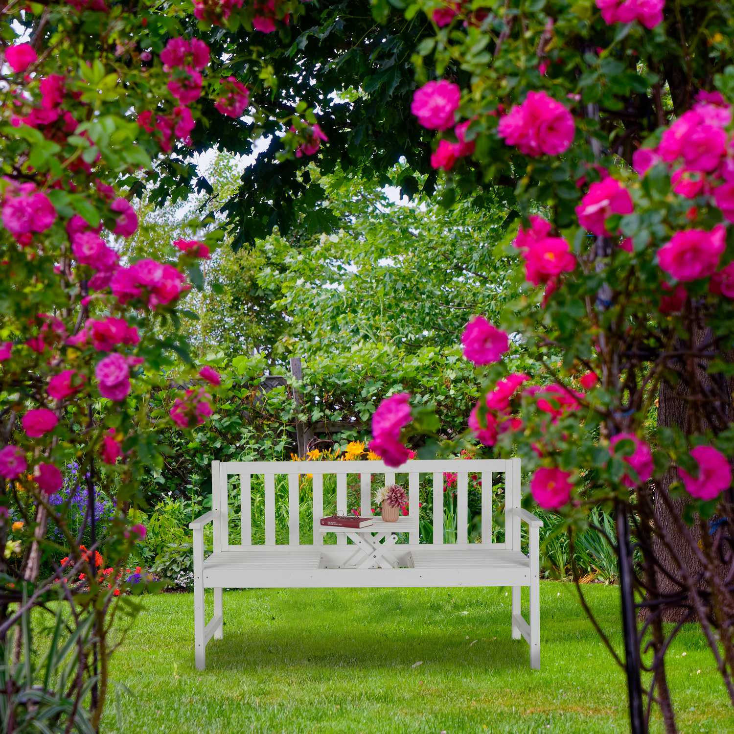 Banco de jardim branco com mesa
