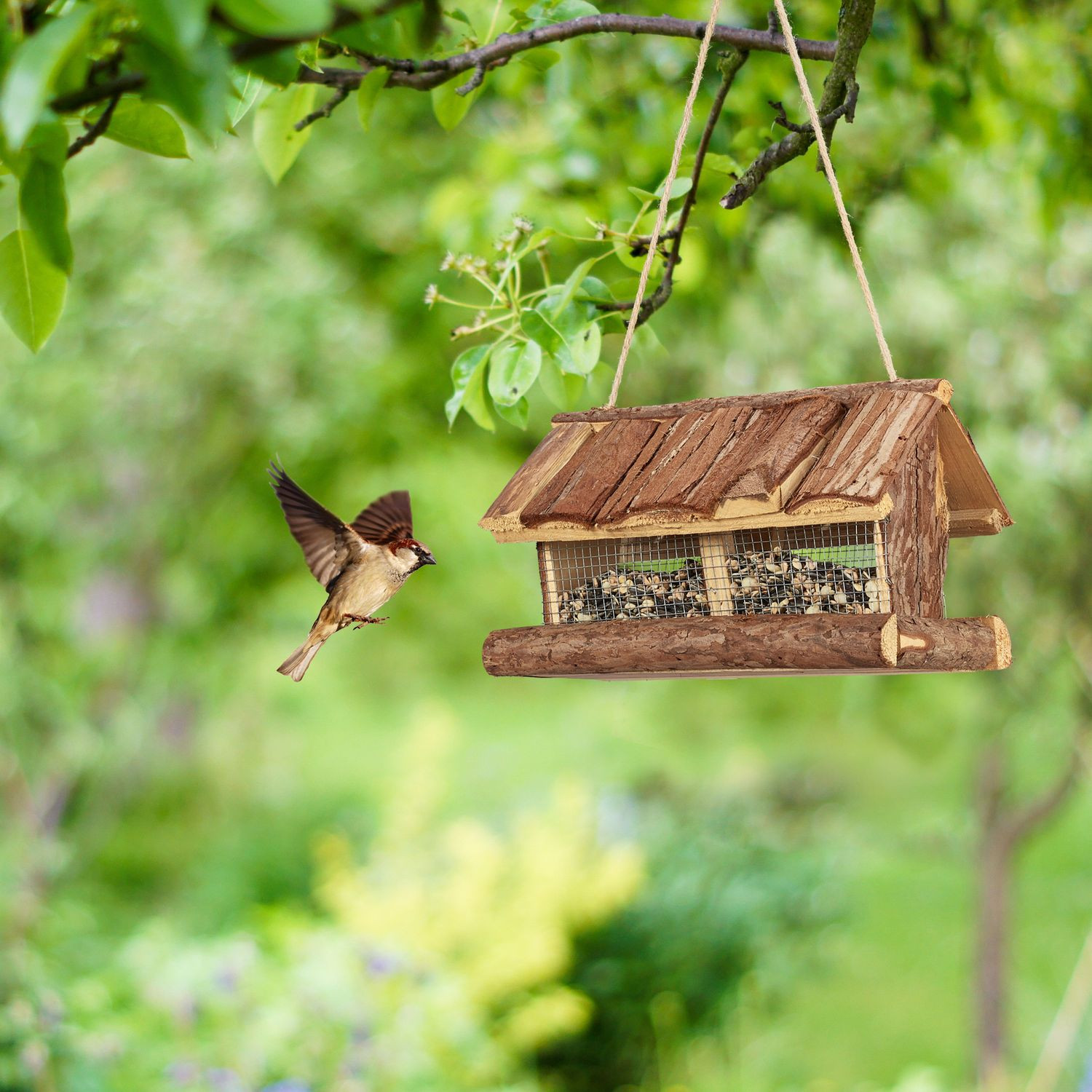 Vogelhäuschen mit Rinde