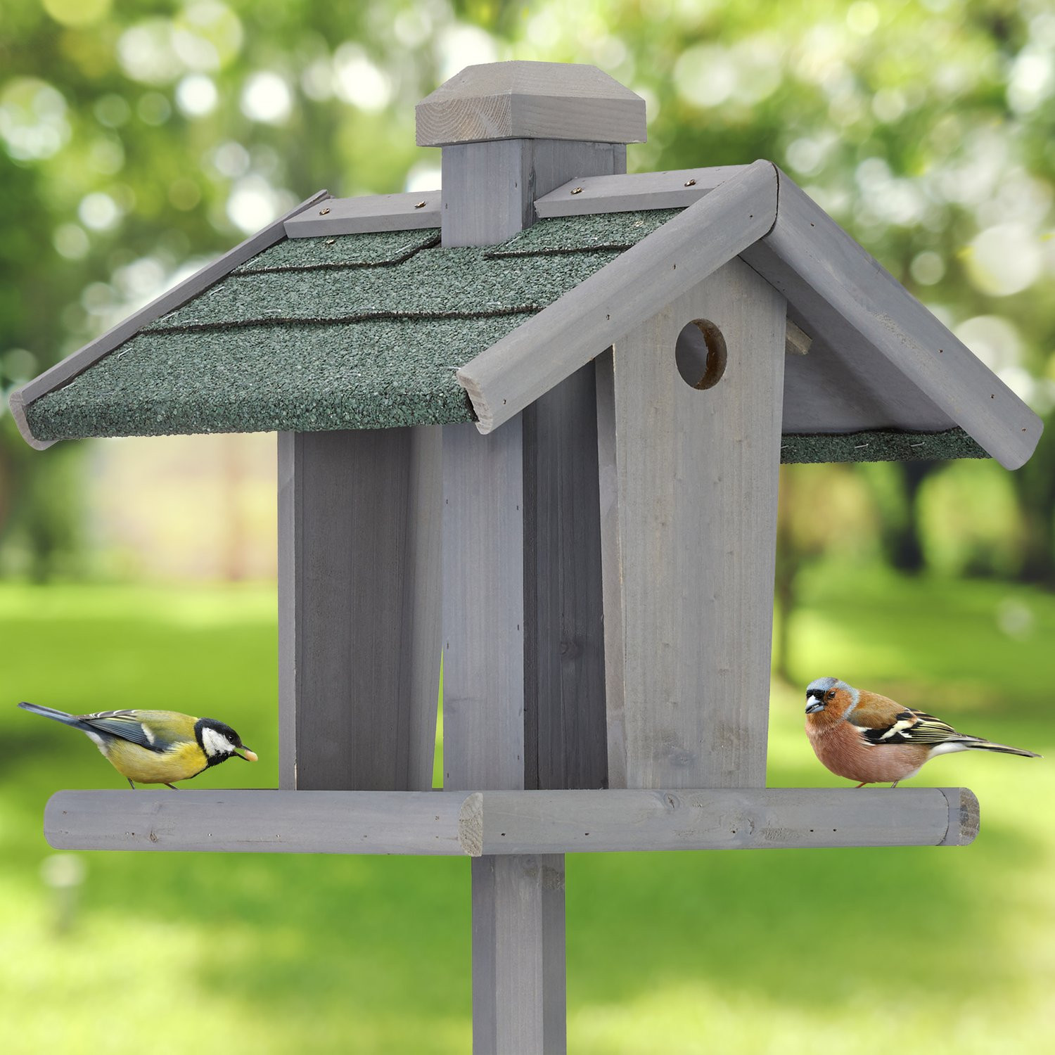 Vogelhäuschen auf Pfosten