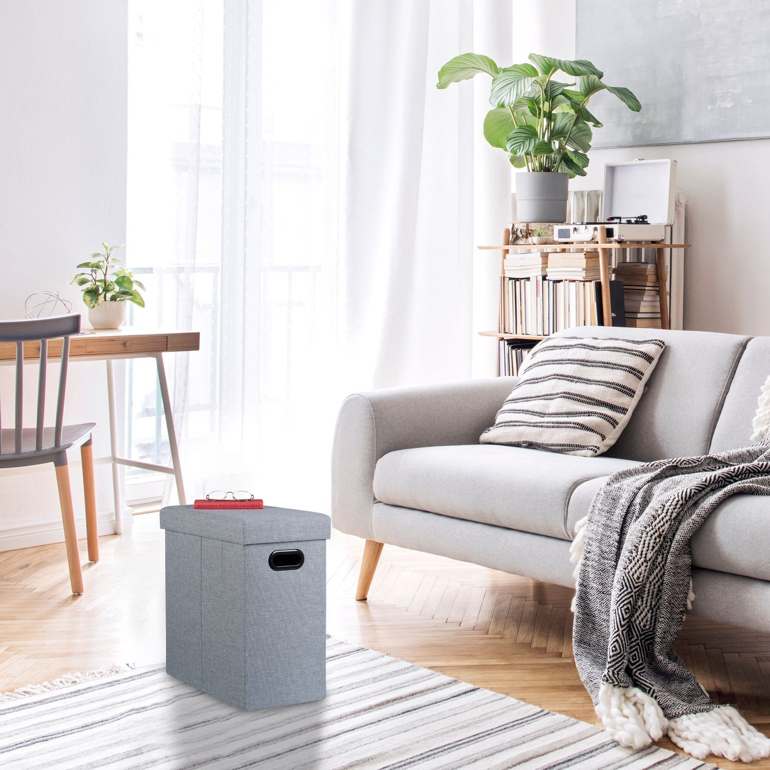 Taburete gris con espacio de almacenamiento