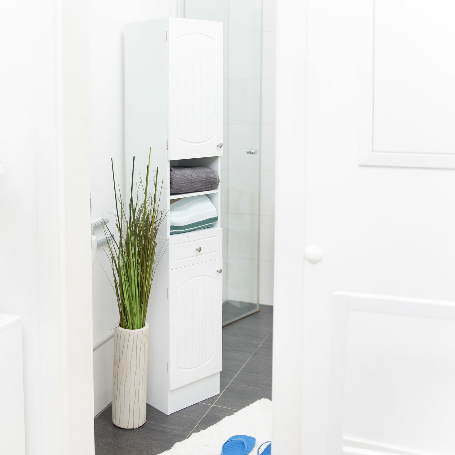 Baño con armarios altos