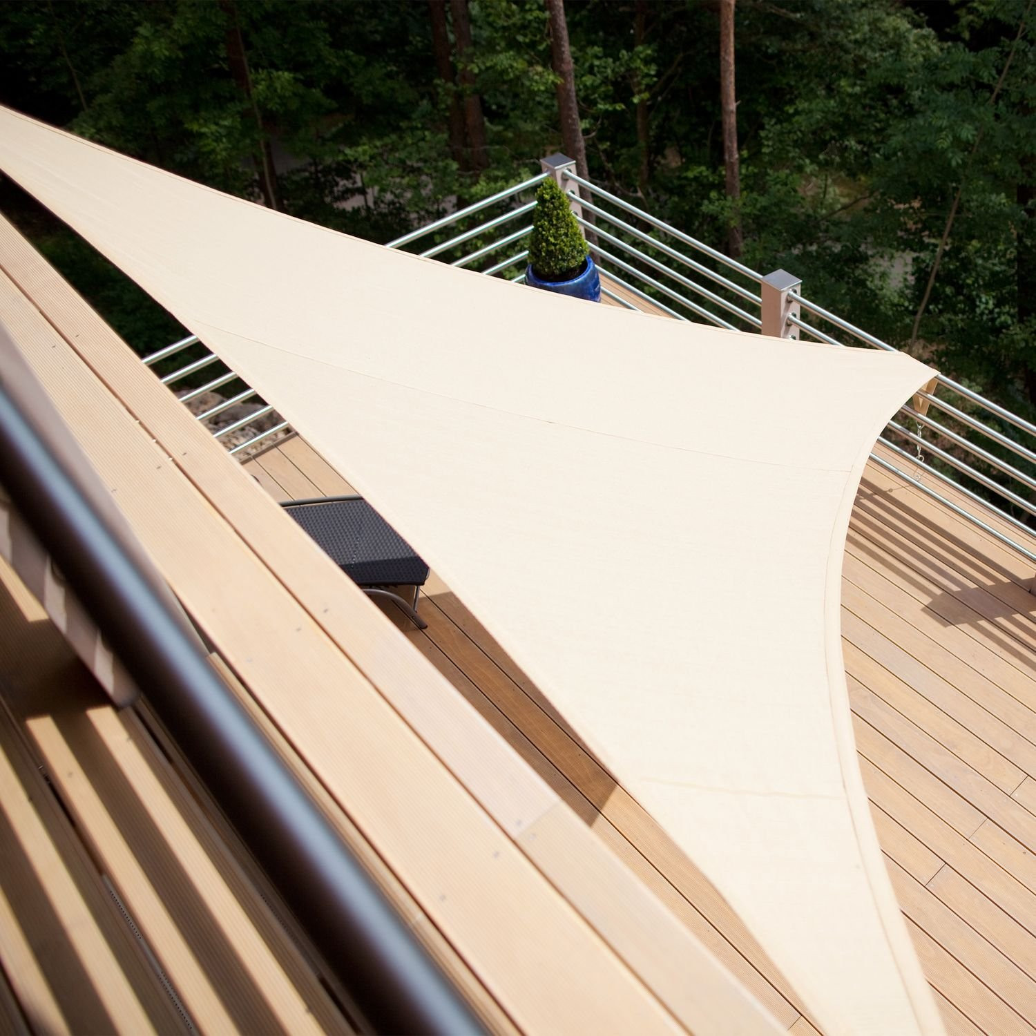 Vela solar triangular bege