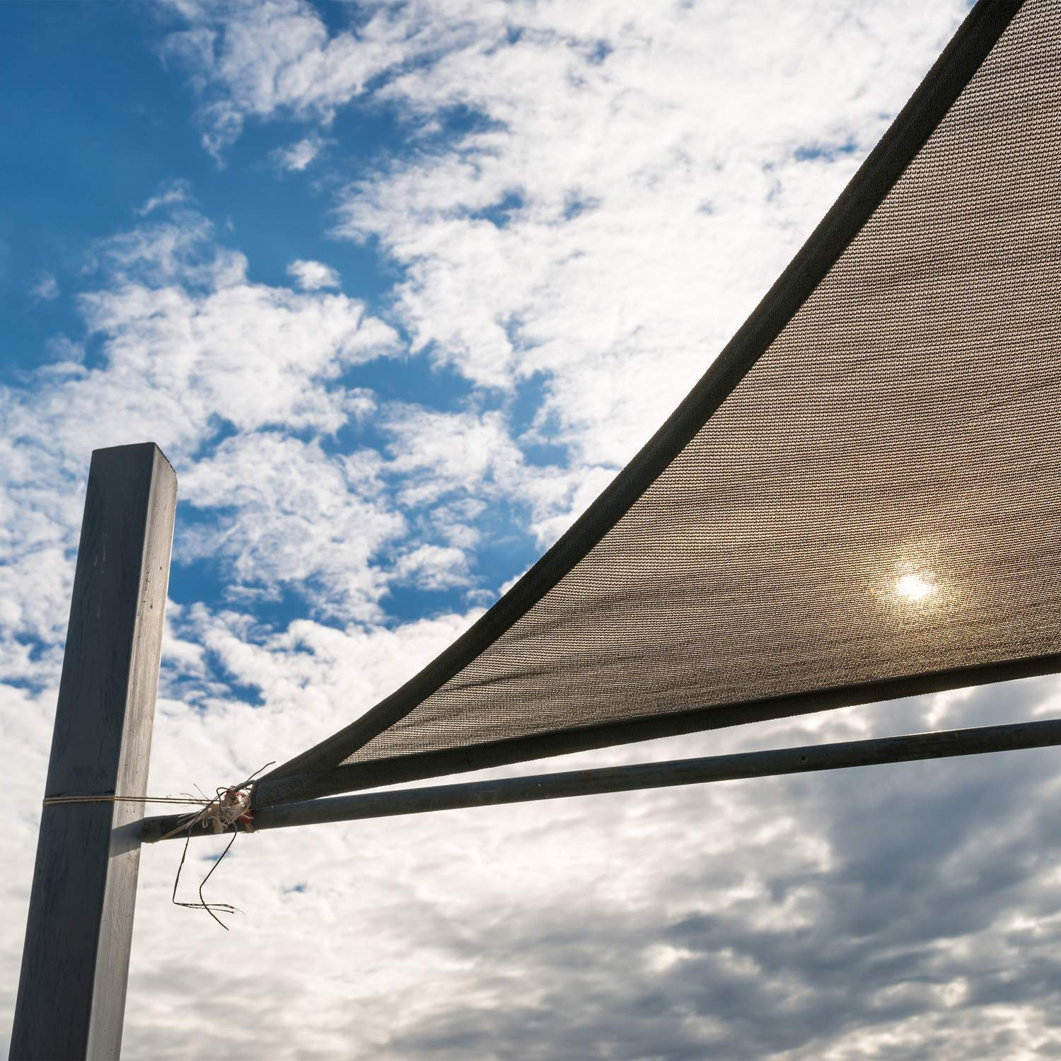 Vela solar triangular bege