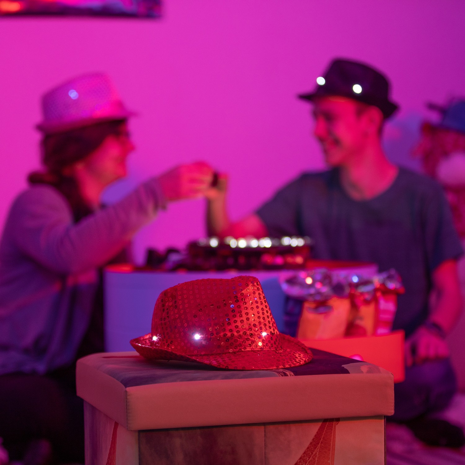 Cappello LED con paillettes