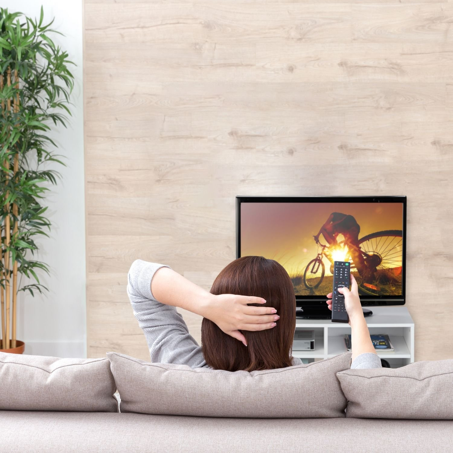 Móvel de TV com 4 compartimentos e rodas