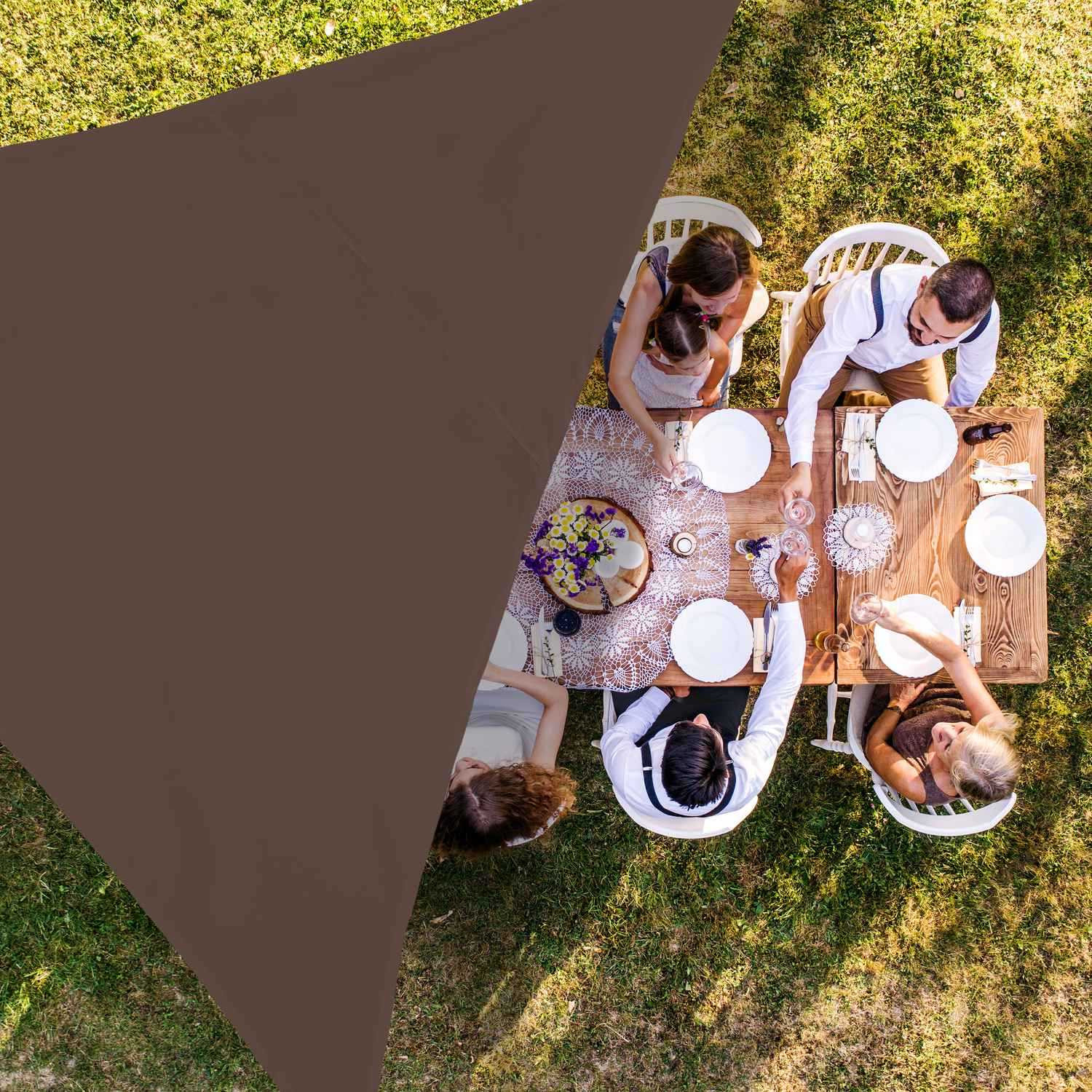 Vela solar triangular marrom