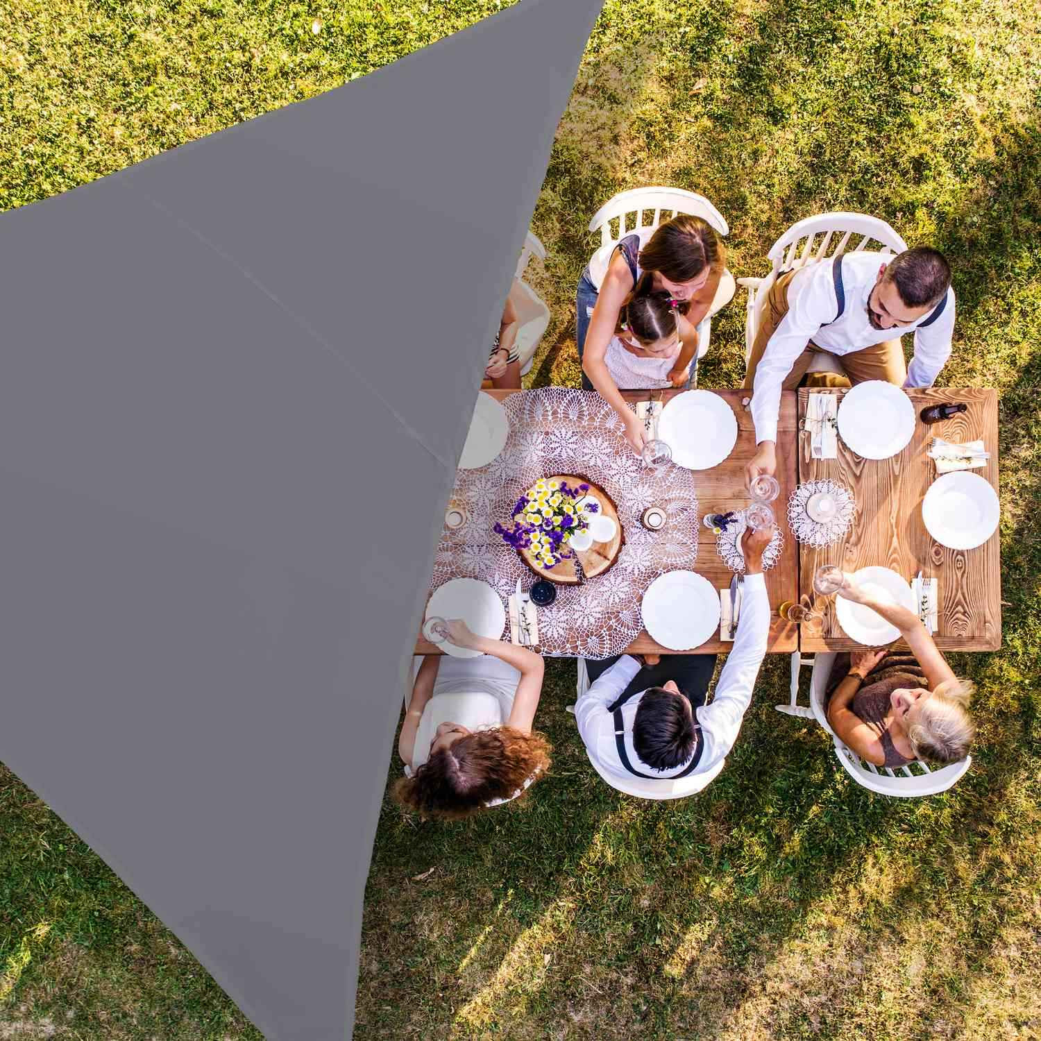 Vela solar triangular gris