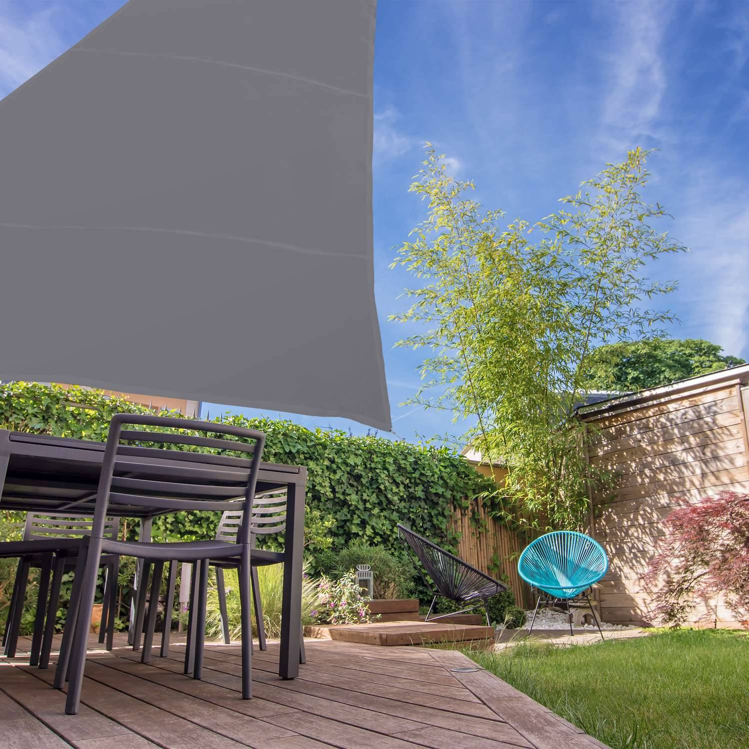Vela solar triangular gris