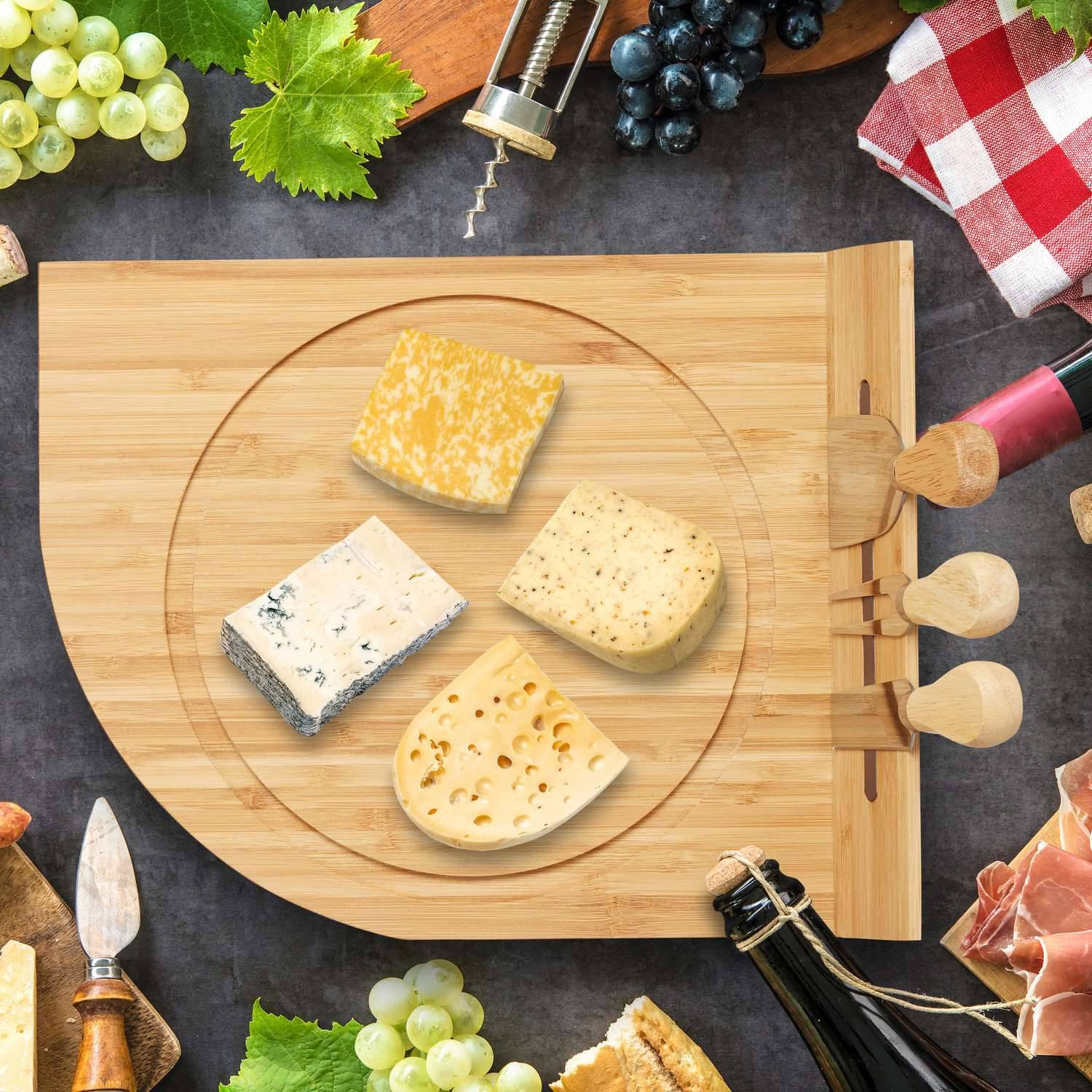 Reloj de queso con tabla y cubiertos
