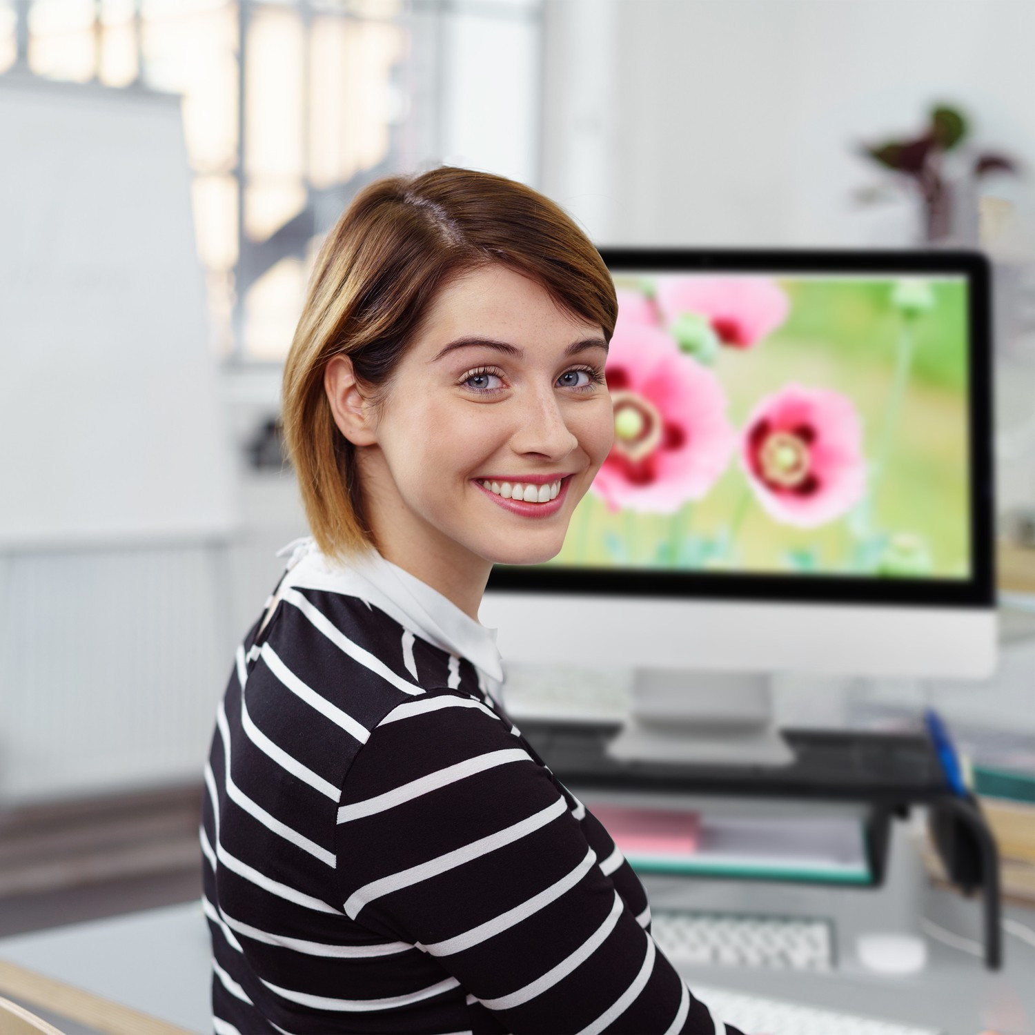 Monitorständer mit Box