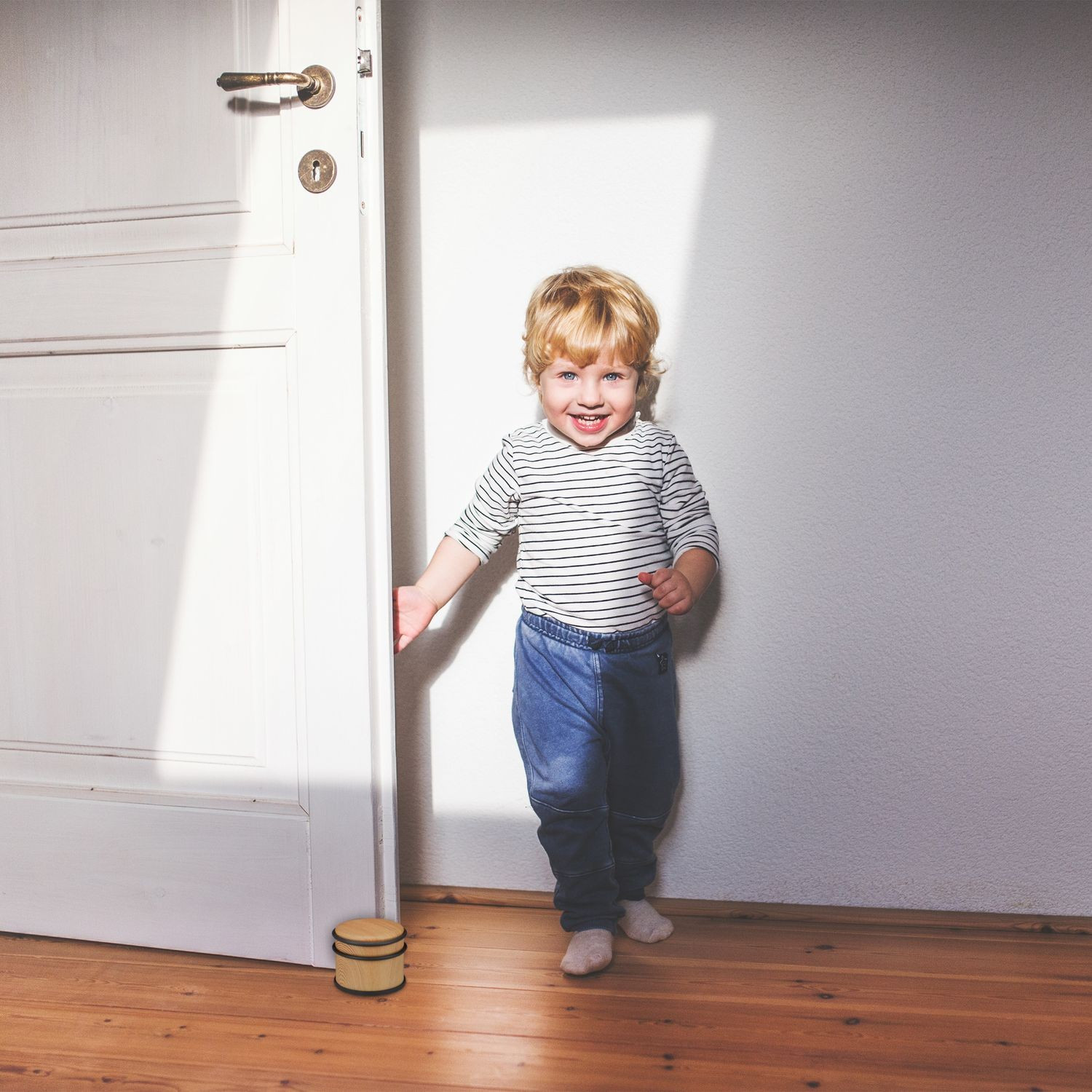 Tope de puerta con aspecto de madera