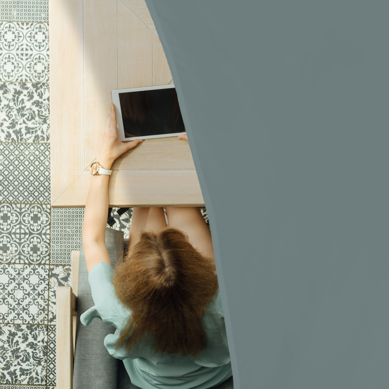 Vela solar triangular gris