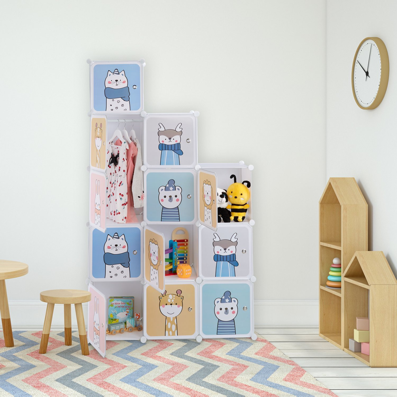 Prateleira infantil com cabideiros