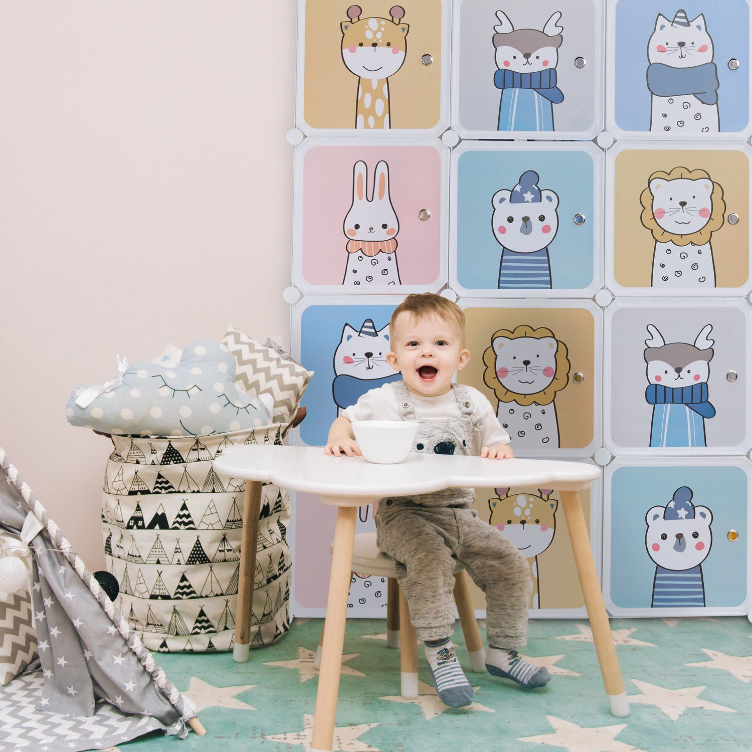 Scaffale per bambini con appendiabiti