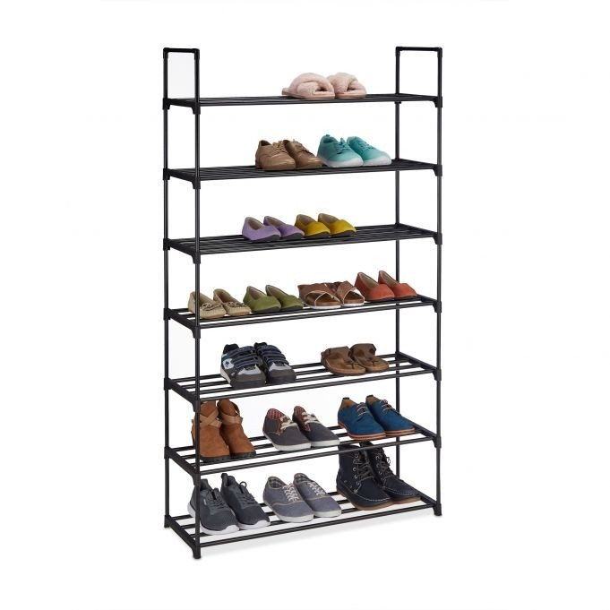 Schwarzes Schuhregal