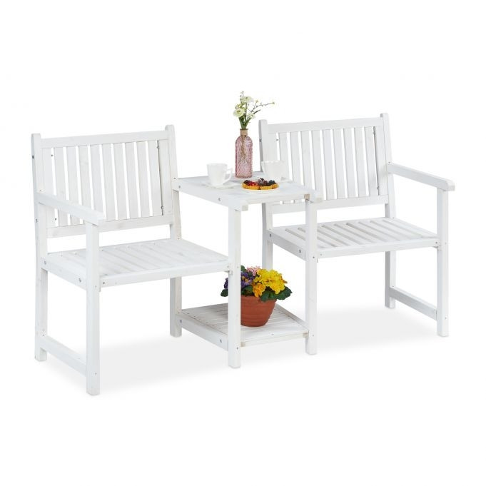 Weiße Gartenbank mit Tisch