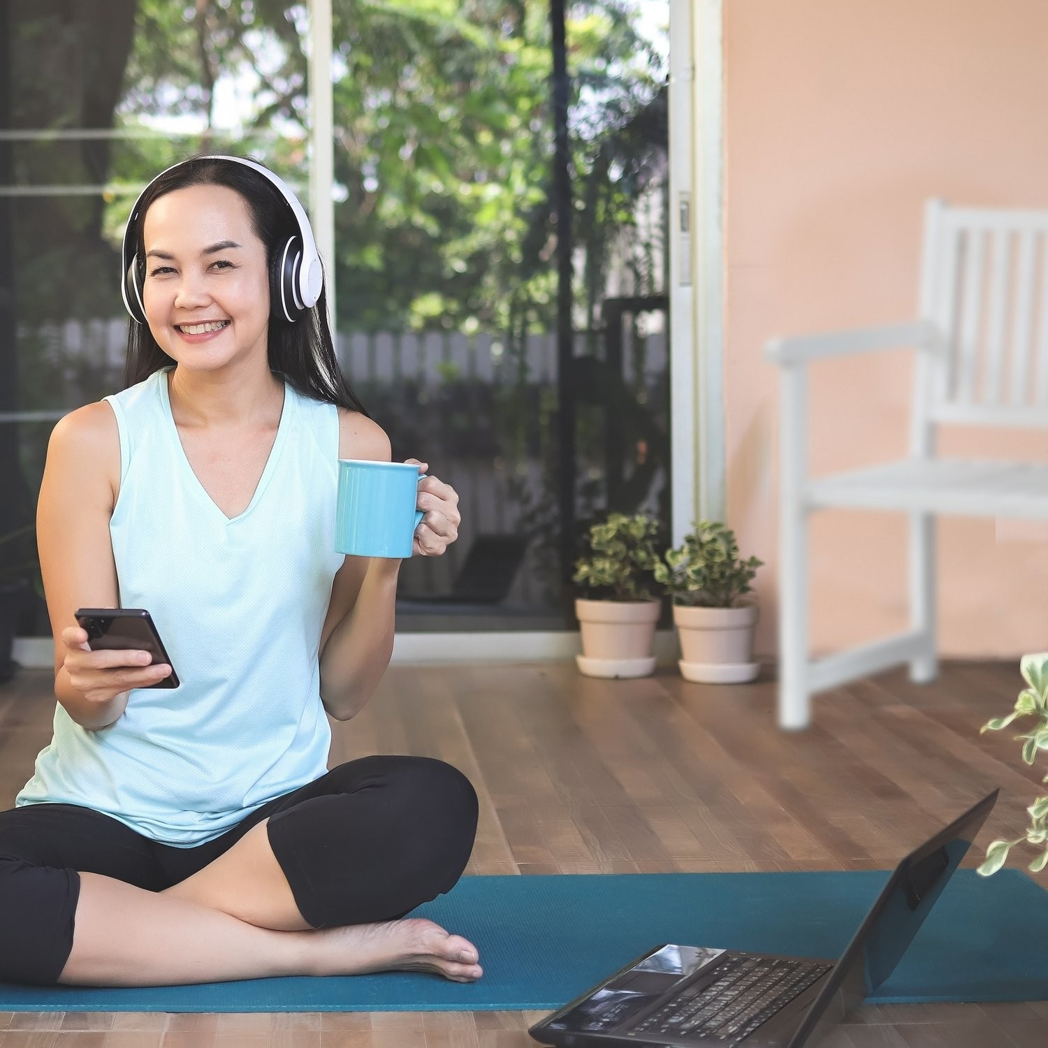 Banco de jardim branco com mesa