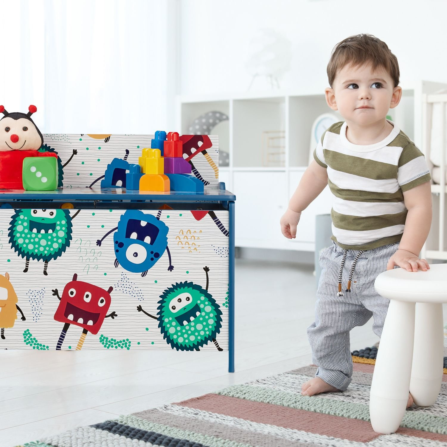 Caixa de brinquedos com monstros