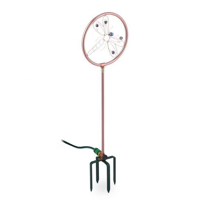Irrigador de jardim com libélula