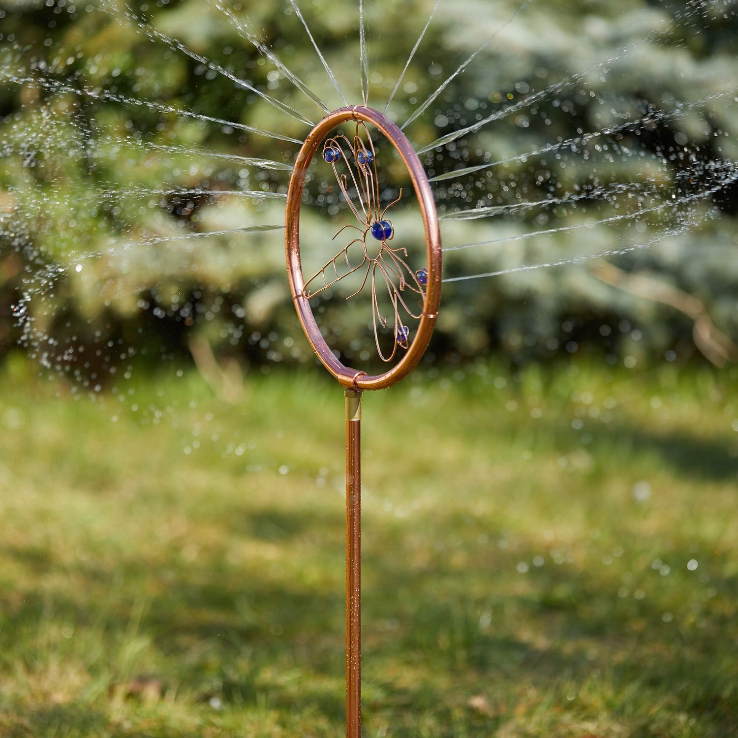 Gartensprinkler mit Libelle