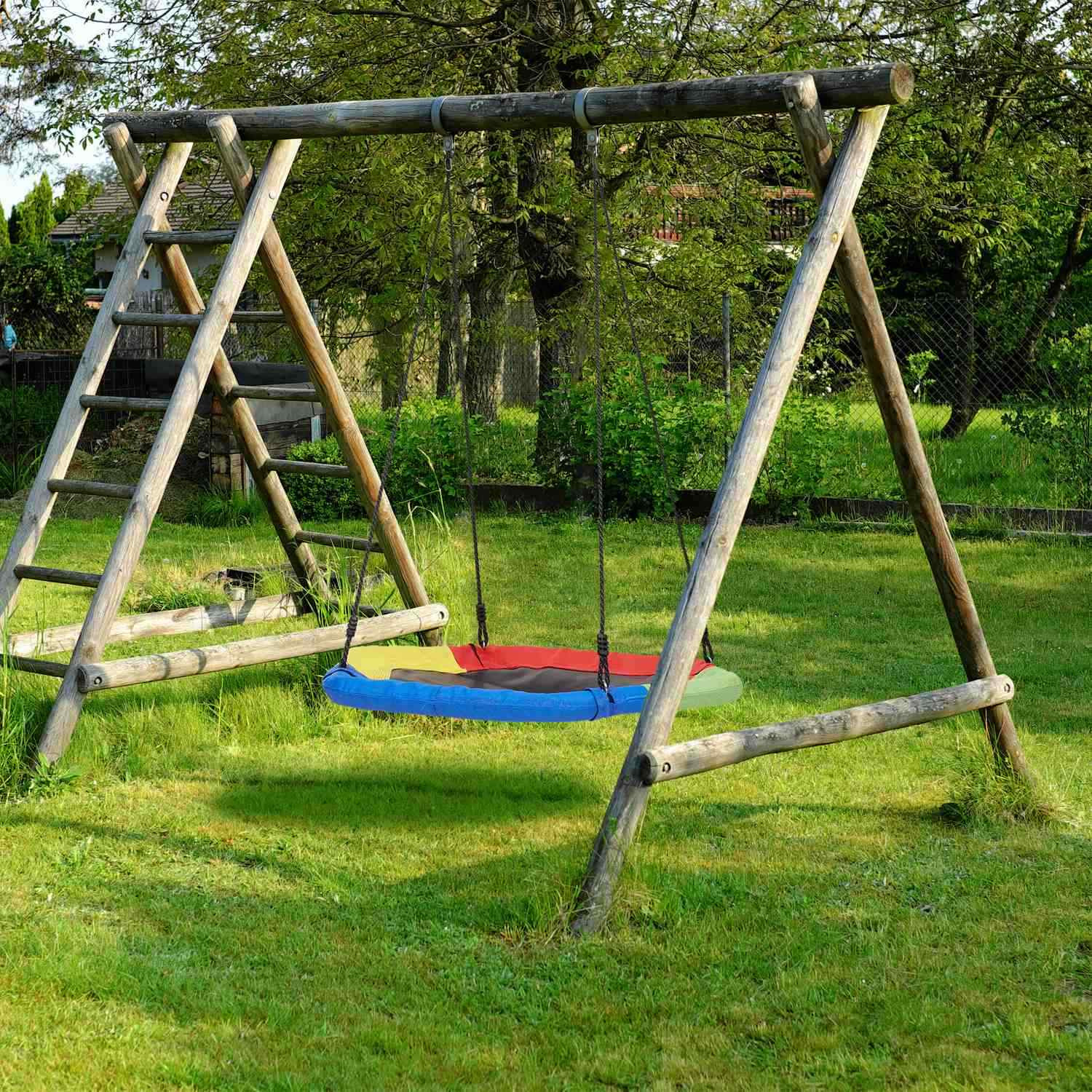 Bunte Schaukel mit Nest