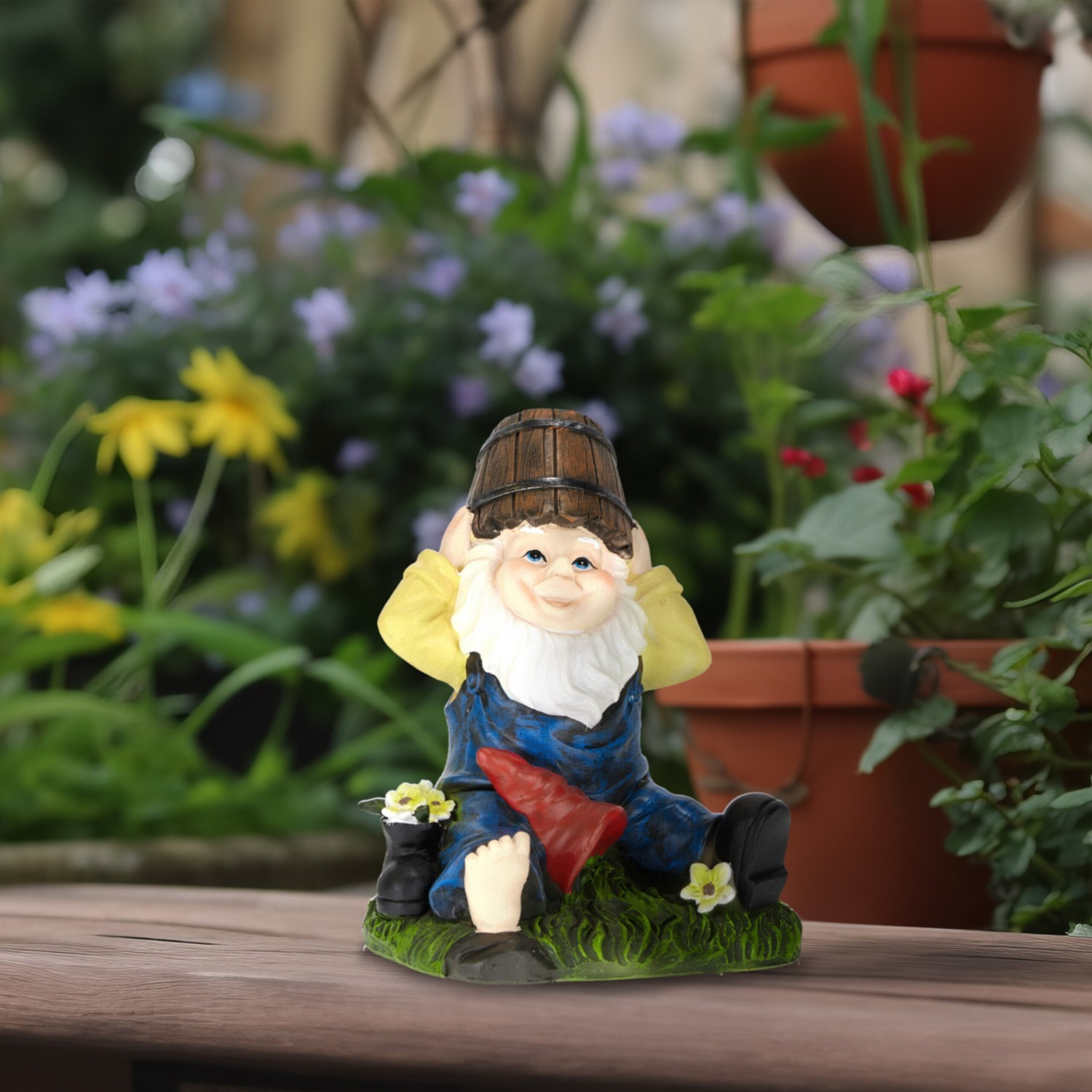 Gartenzwerg mit Wassereimer