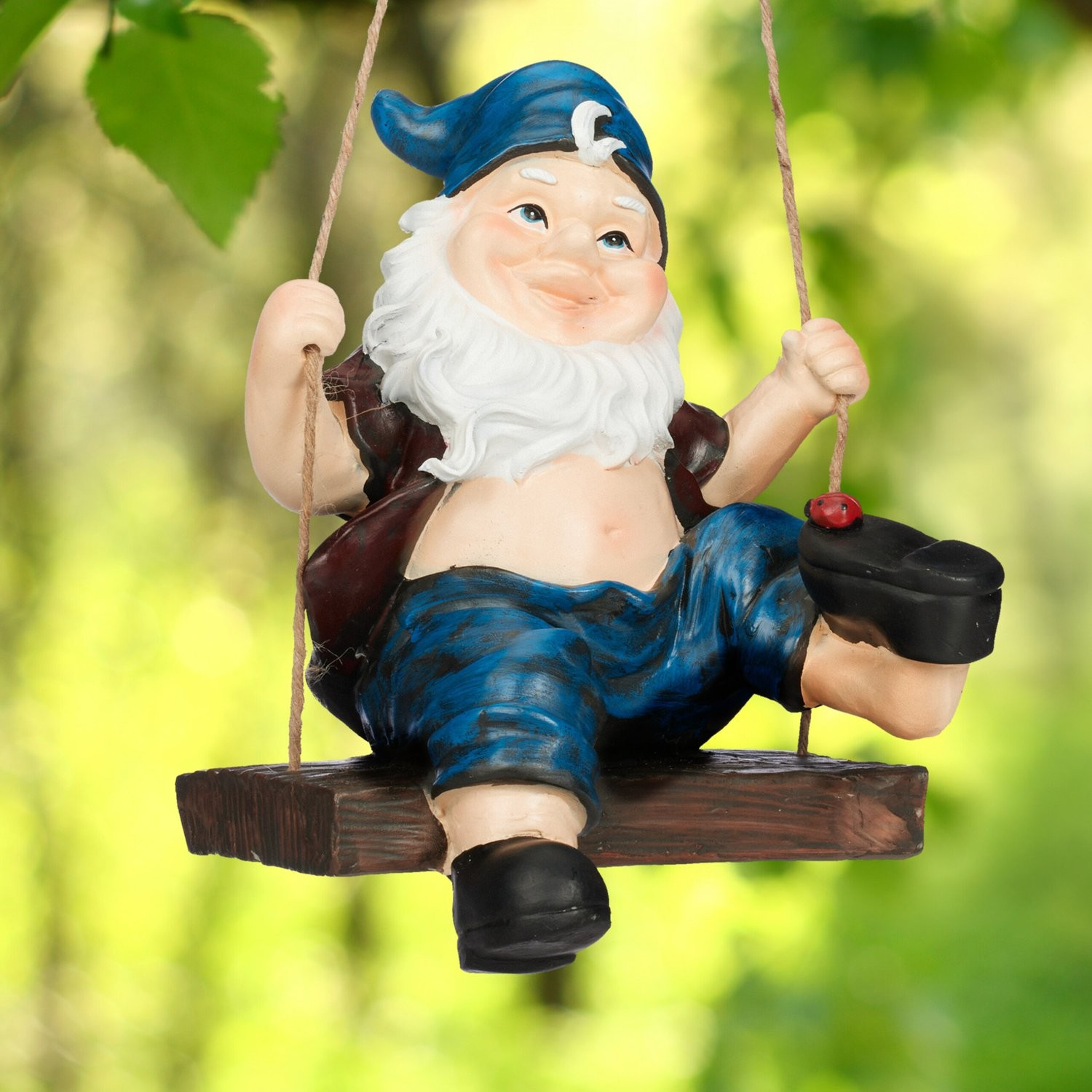 Tuinkabouter op een schommel