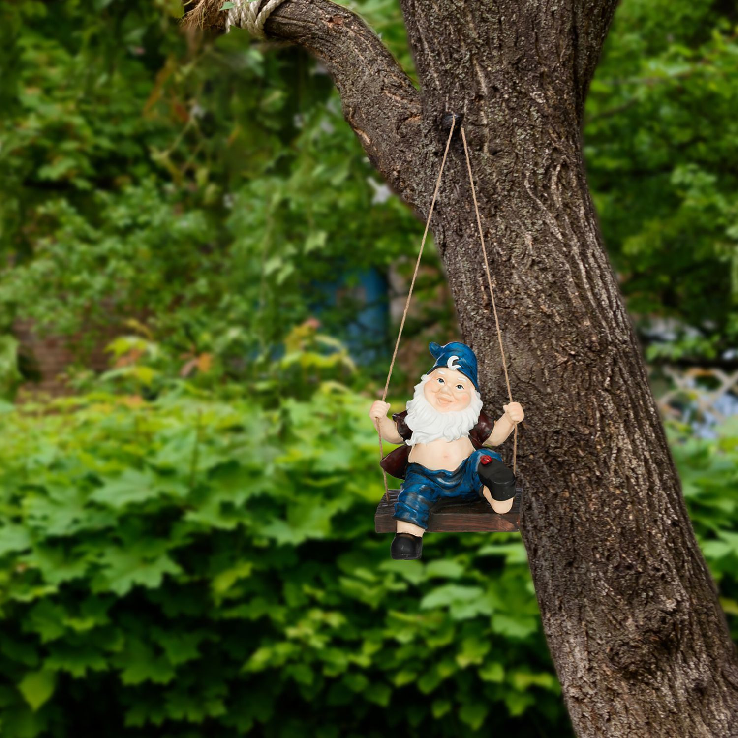 Tuinkabouter op een schommel