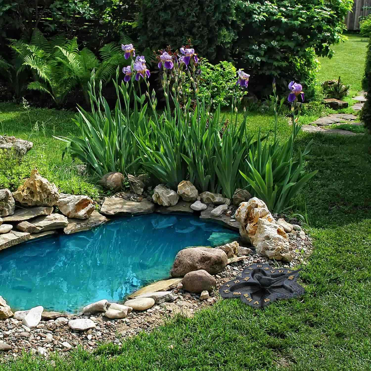 Garten mit Sonnenuhr